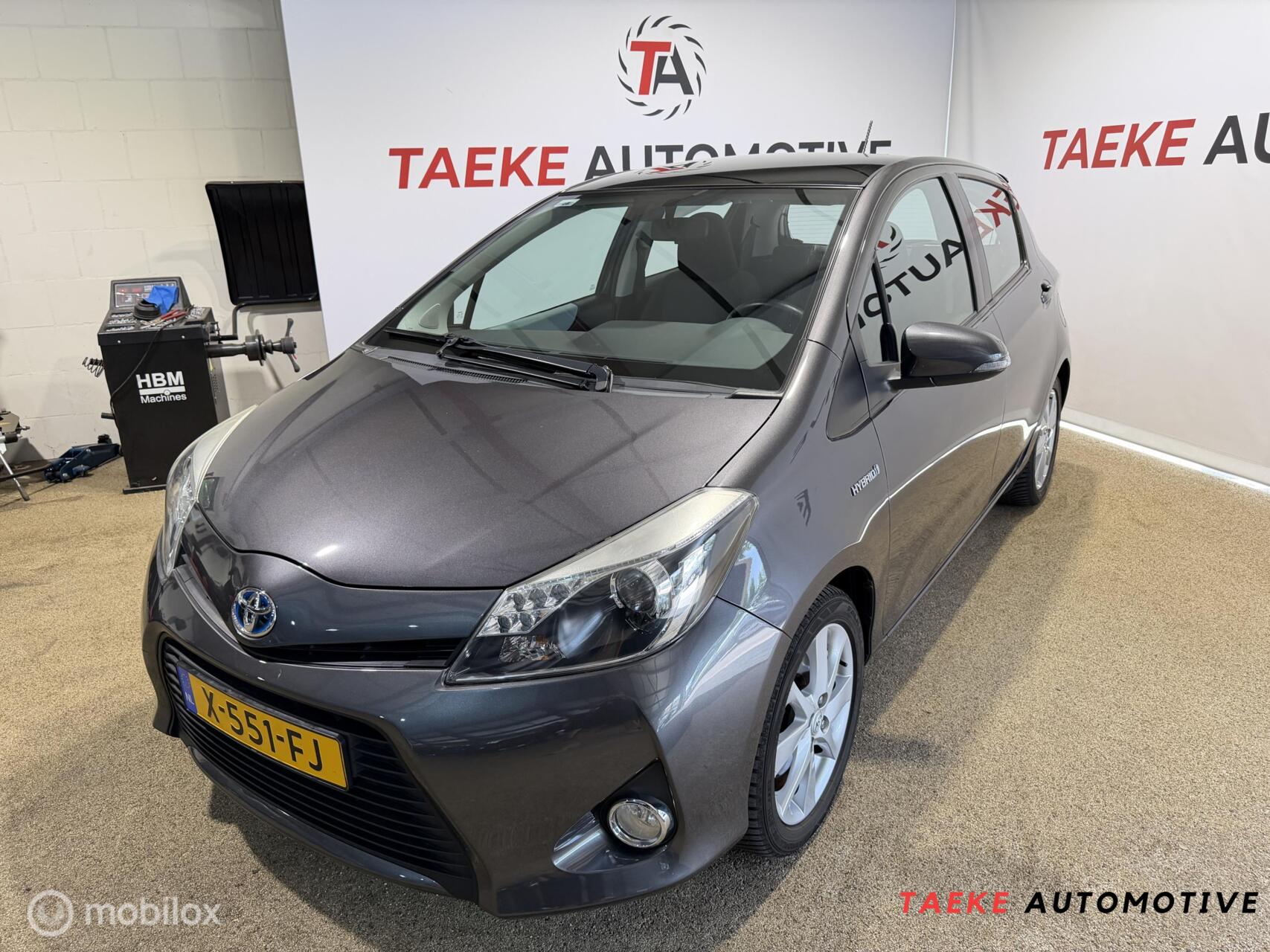 Toyota Toyota Yaris Hybrid 1.5 Full Hybrid Dynamic AUT/CLIMA/CRUISE/PANO 2013 - voorkant
