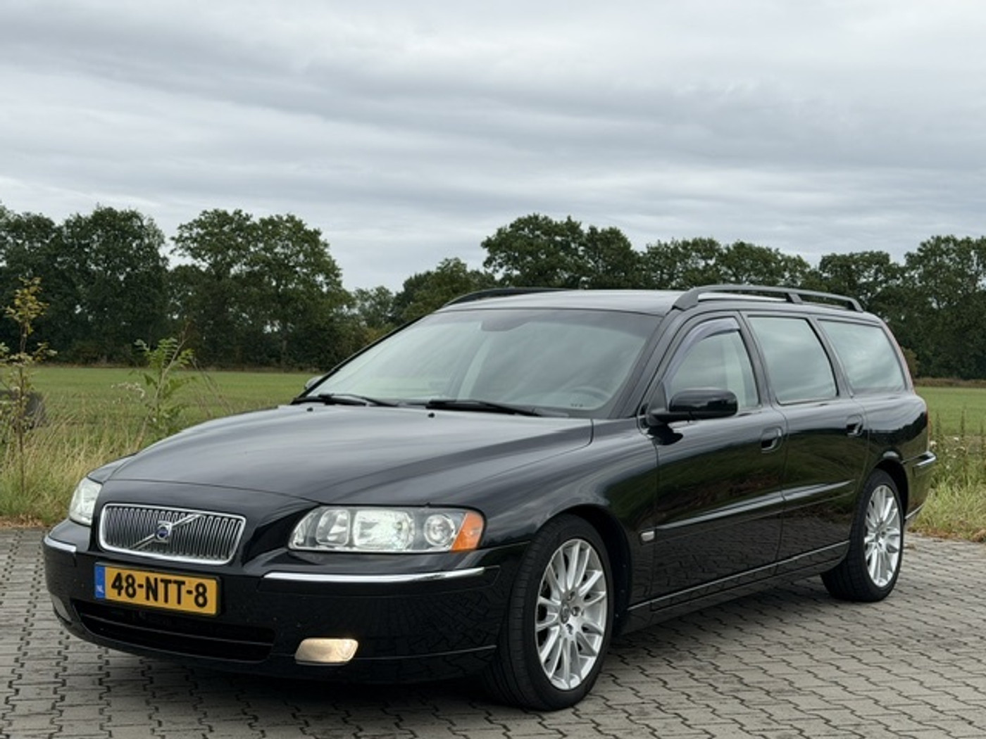 Volvo V70 D5 AUT SUMM SCHUIFD LEDER NWST APK 5-'27 ZW MET 2005 - voorkant