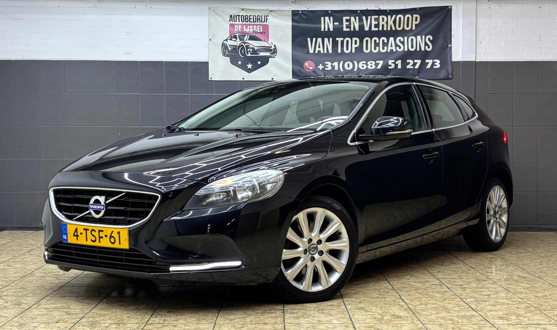 Volvo V40 1.6 T3 Momentum /1STE EIGEN/ DEALER O.H/ RIJKLAAR 2014 - voorkant