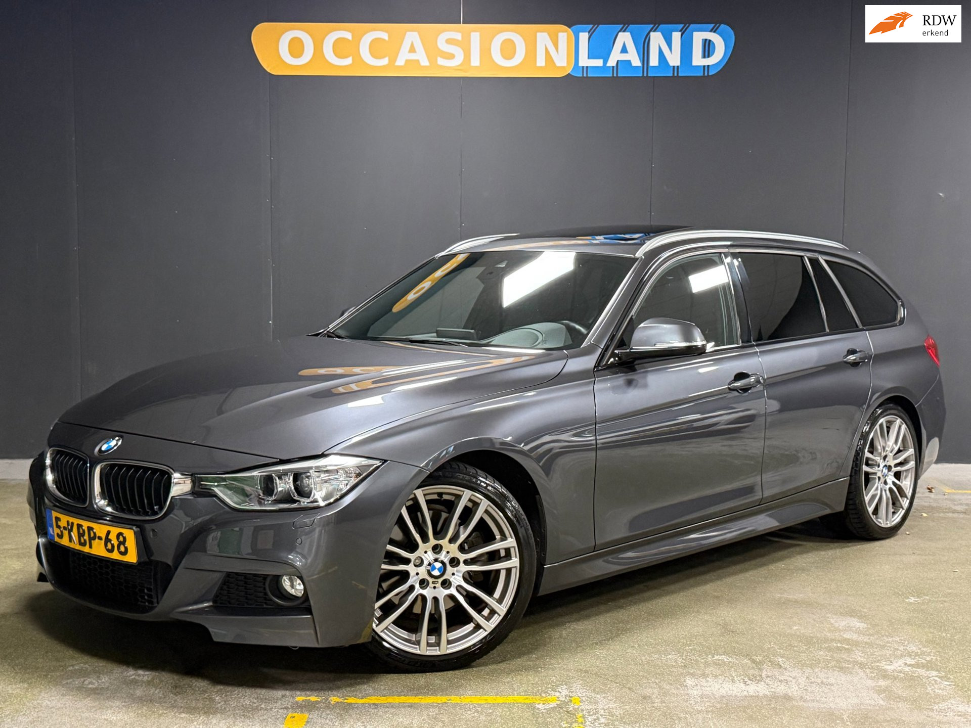 BMW 3er Reihe 328i Upgrade Edition M-Sport|PANO|HUD|BIXENON|LEDER|TREKHAAK|CRUISE|STOELV|CAMERA|BLUETOOTH|19INCH| 2013 - voorkant