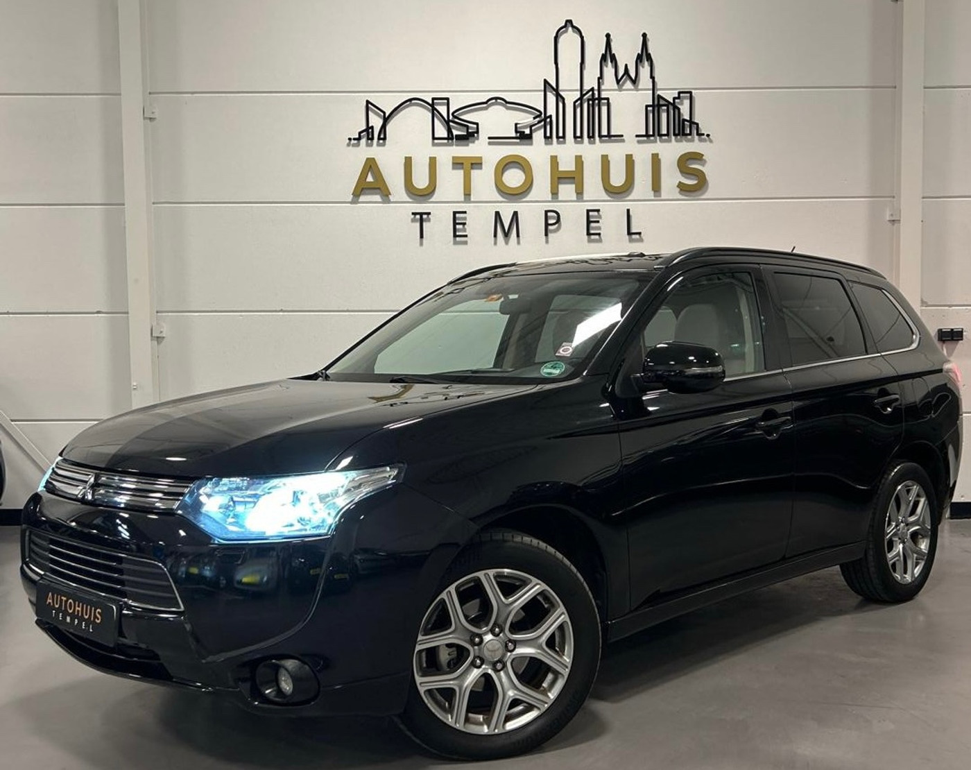Mitsubishi Mitsubishi Outlander 2.0 PHEV Instyle Nap Airco Pano Cruise Keyless Trekhaak Leder Carplay 2013 - voorkant