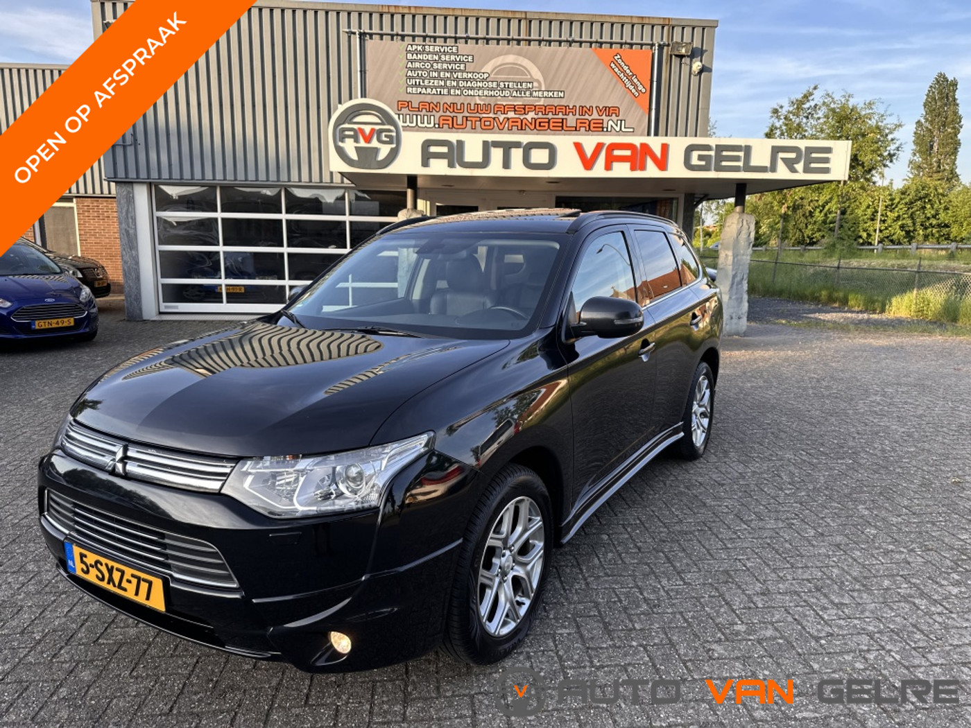 Mitsubishi Mitsubishi Outlander 2.0 PHEV Leder Panodak Xenon NL Auto NAP Luxe Uitv. 2013 - voorkant