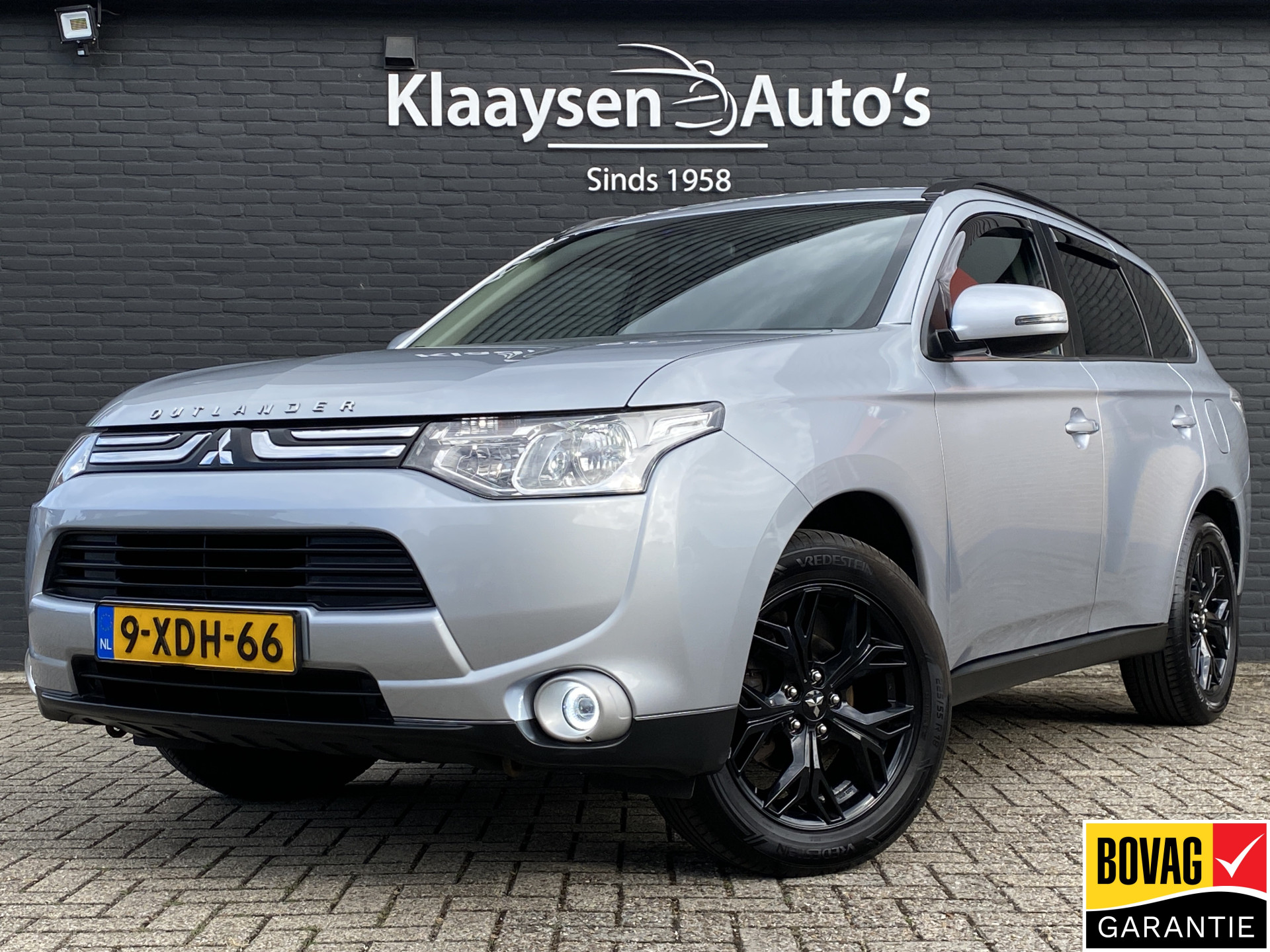Mitsubishi Mitsubishi Outlander 2.0 Intense 150 pk AUT. | dealer onderh. | lichtmetaal 18 inch | trekhaak | cruise control | apple carplay - android 2014 - voorkant
