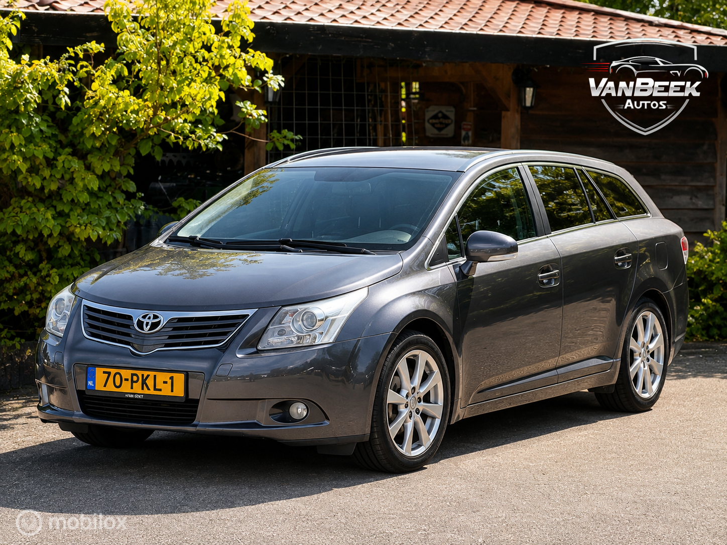 Toyota Toyota Avensis 2.0 VVTi Executive Business 2011 - voorkant