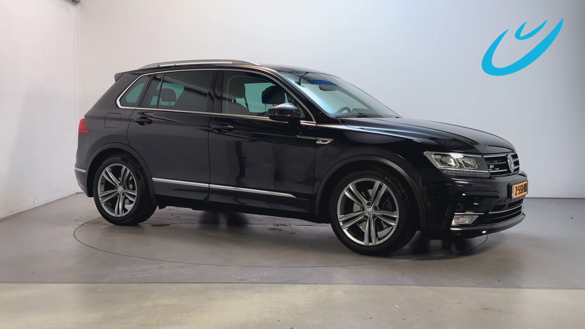 Volkswagen Tiguan 2.0 TSI 180pk 4Motion Highline Stoelverwarming Camera App-Connect 2016 - voorkant