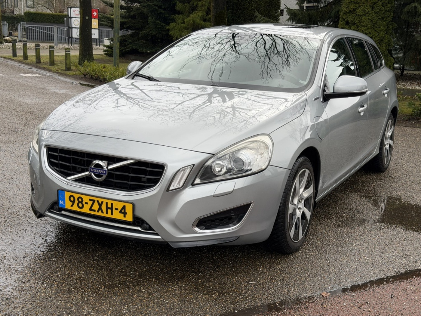 Volvo V60 Plug In Hybrid 2.4 D6 AWD | NAVI | TREKHAAK | PANO | LEER | STOELVERW 2013 - voorkant