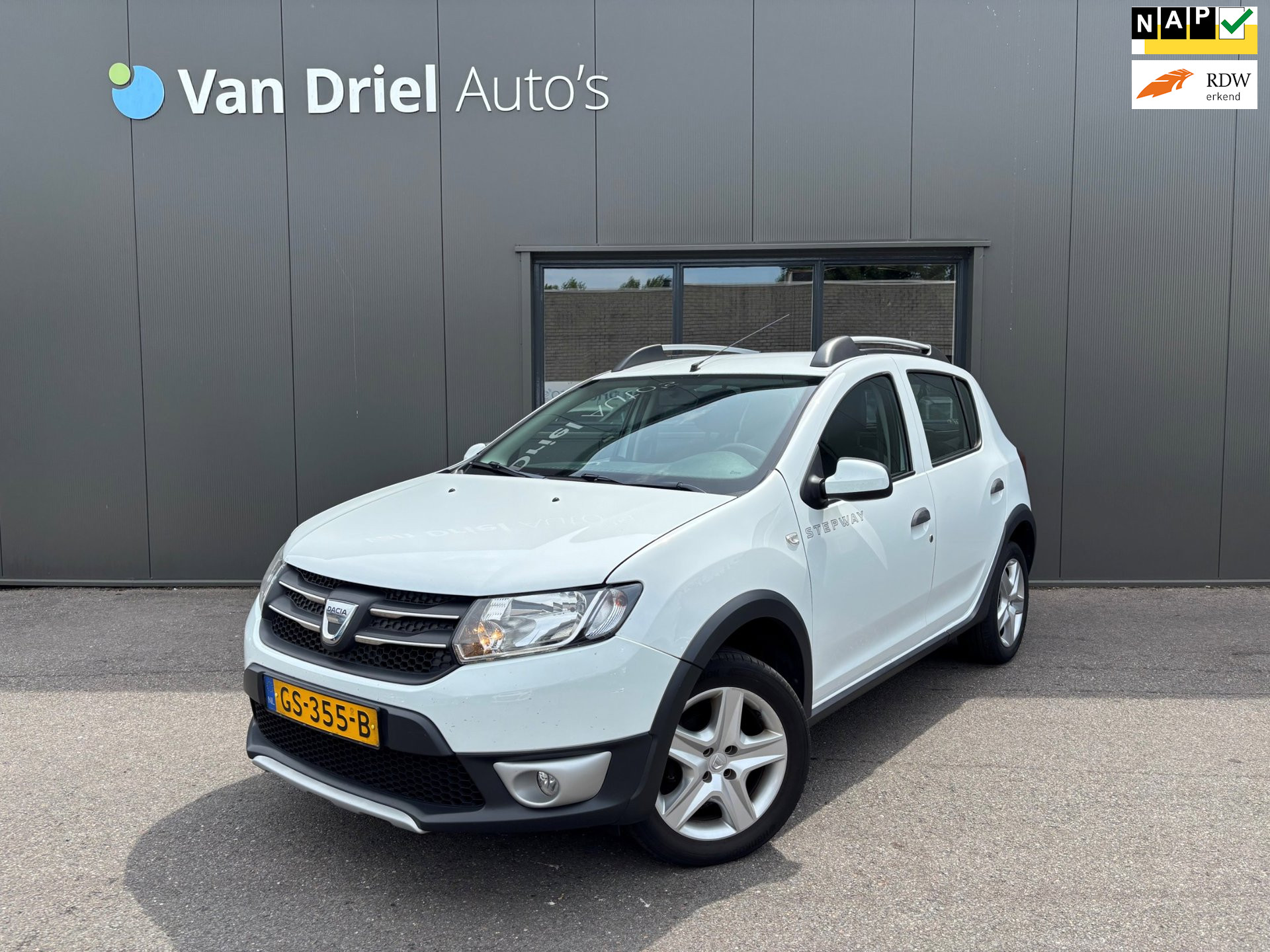 Dacia Sandero TCe 90 Stepway Lauréate / Leder / Navigatie / Trekhaak! 2015 - voorkant