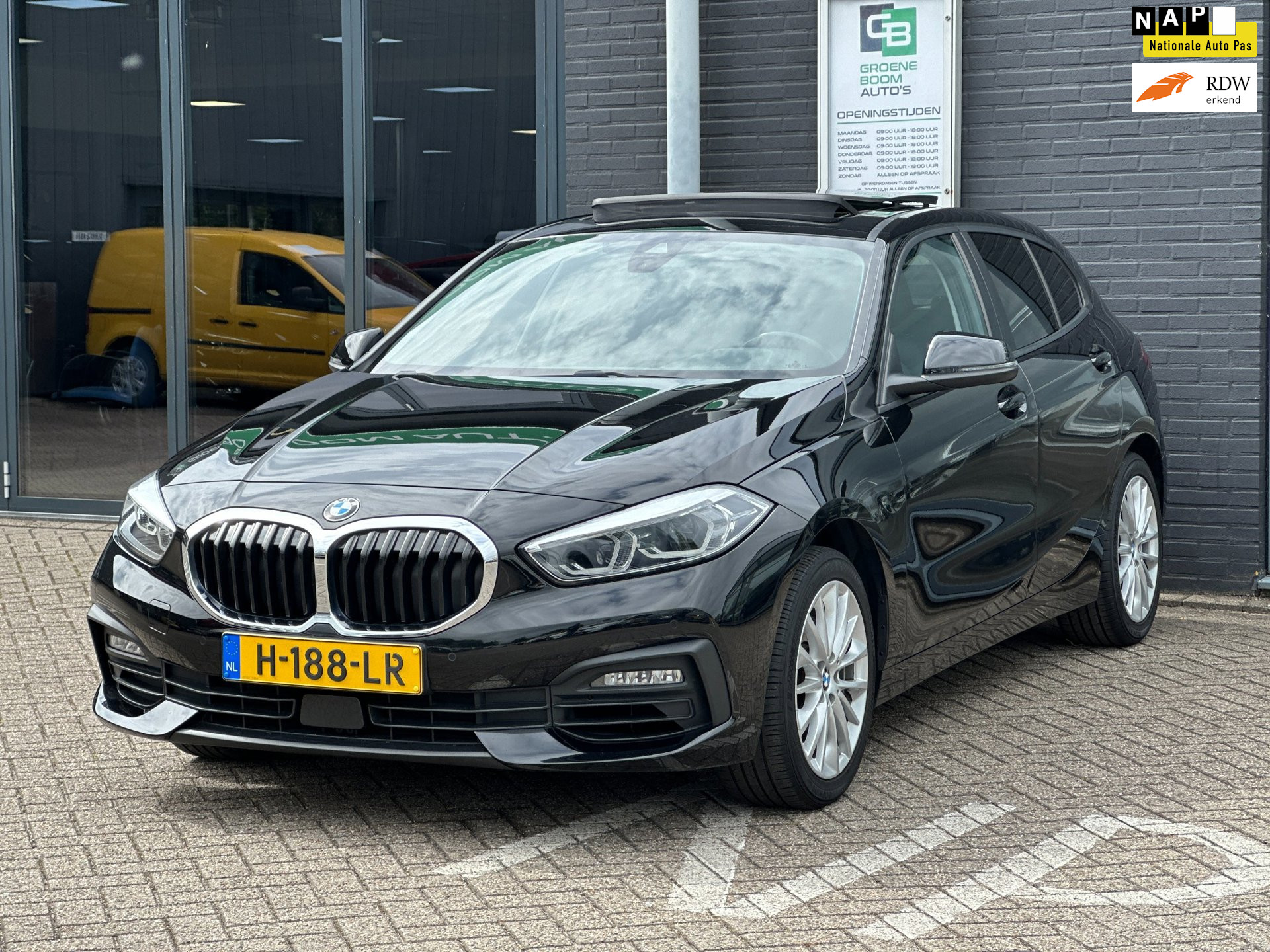 BMW 118i 118i Executive Edition/PANO-DAK/NAVI/CARPLAY/LED/NL AUTO NAP!! 2020 - voorkant