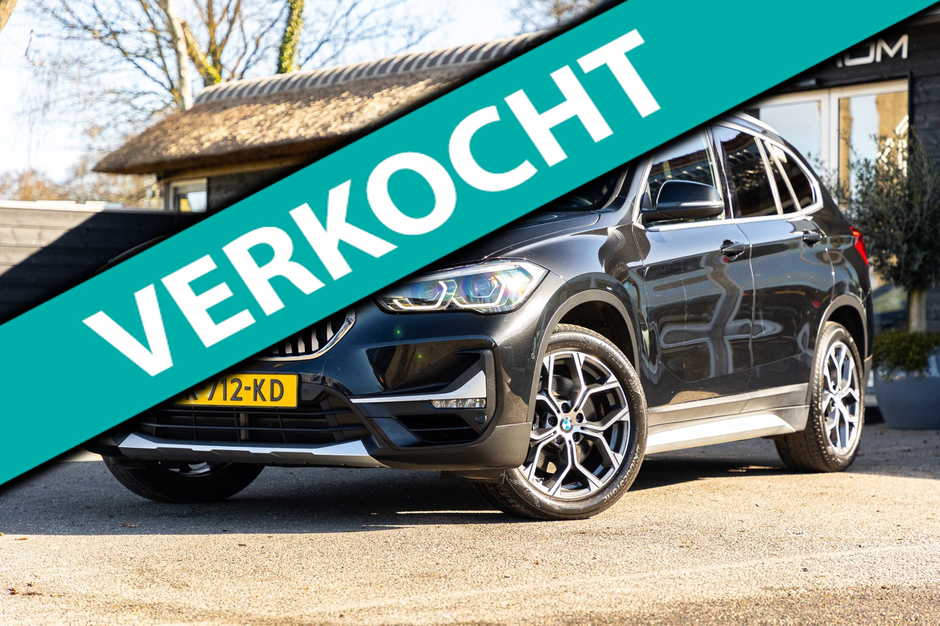 BMW X1 SDrive20i Nedcar Edition Panoramadak I Leder I Sportstoelen I Head Up I Camera I Led I Trekhaak I BTW 2021 - voorkant