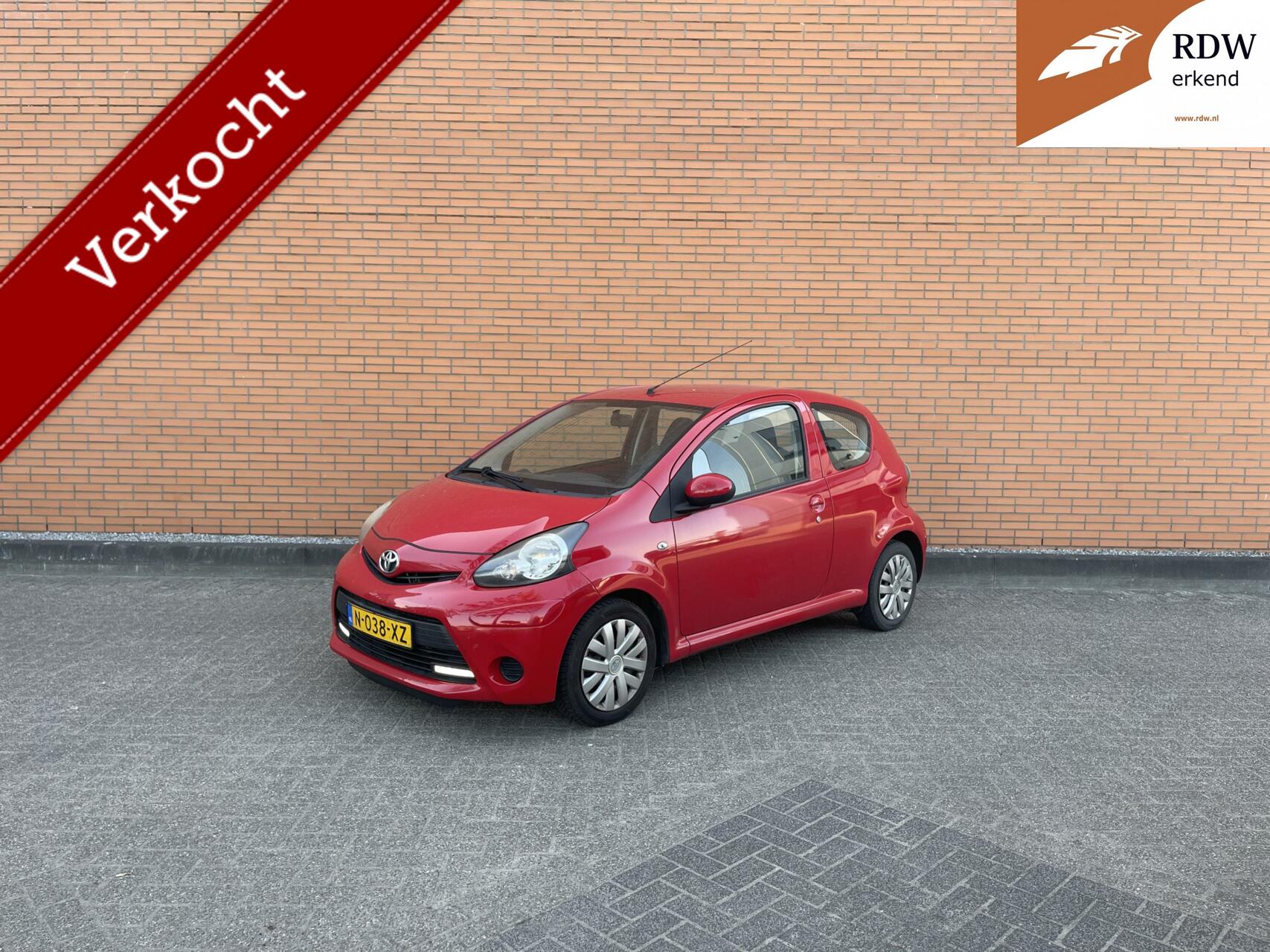 Toyota Aygo 1.0 2013 FACELIFT | 97DKM | AIRCO | LED | ZUINIG 2013 - voorkant