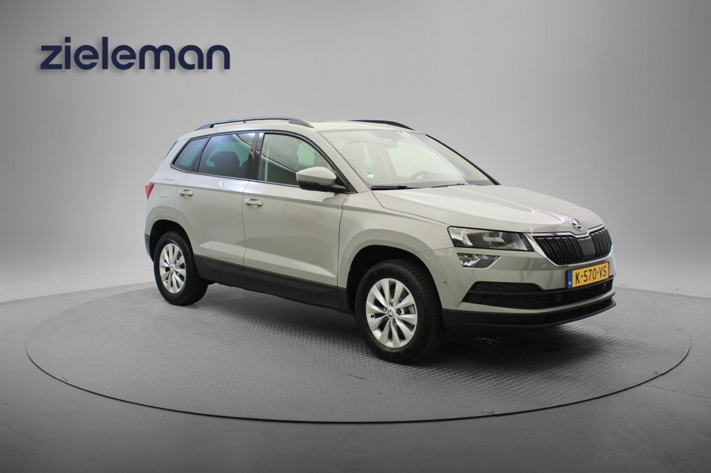 Skoda Karoq 1.0 TSI  Business Edition - Panorama, Carplay, Lichtmetalen Velgen, Digitaal Cockpit 2021 - voorkant