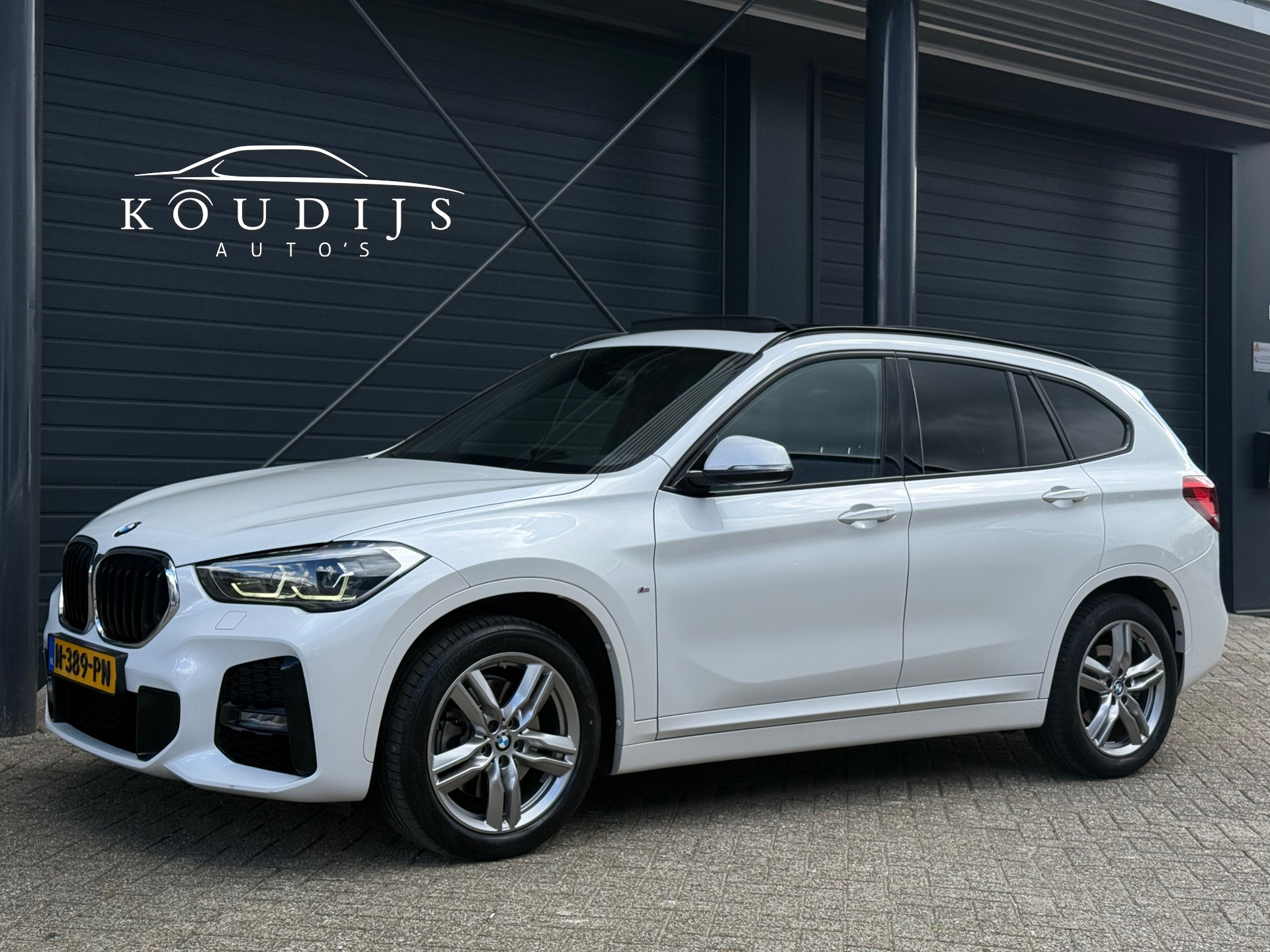 BMW X1 Xdrive20i XDrive20i High Executive, M-sport, Shadow-line, Panodak, Head-Up, Adaptive cruise 2021 - voorkant