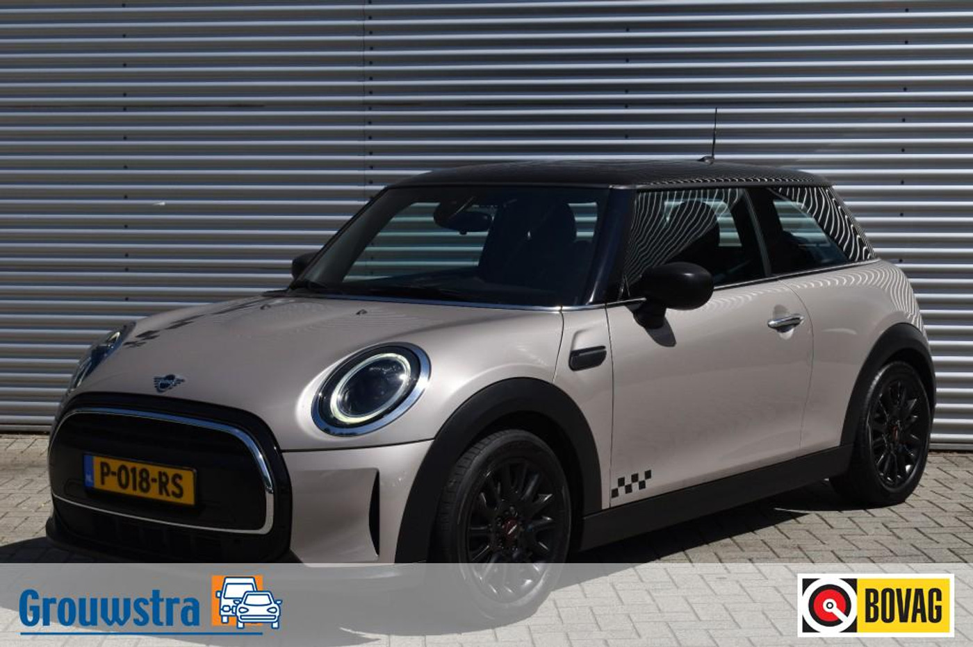Mini Cooper 1.5 COOPER BUSINESS EDITION / NAVIGATIE / PARKEERSENSOREN / CRUISE-CONTROL / ZWART DAK / 2022 - voorkant