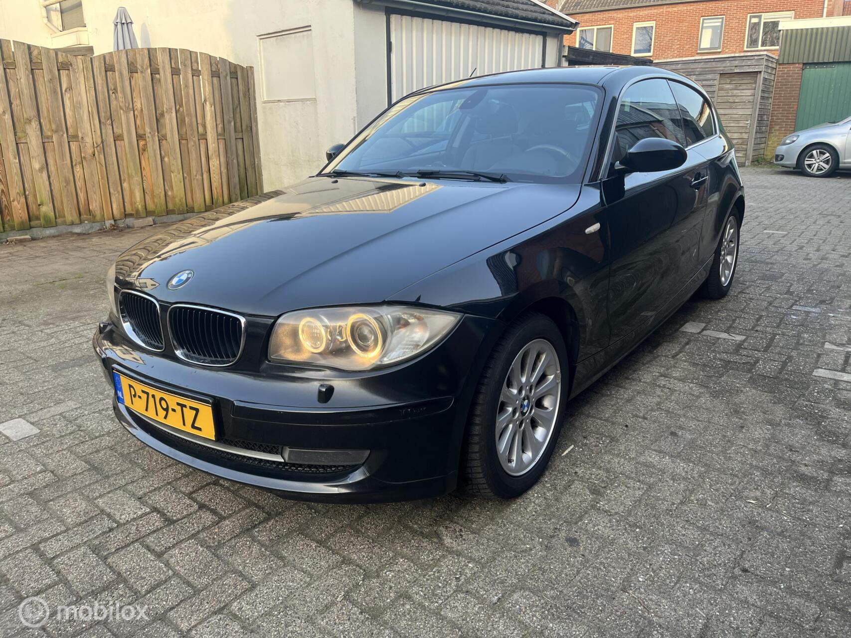 BMW 1er Reihe 116i Executive 2009 - voorkant