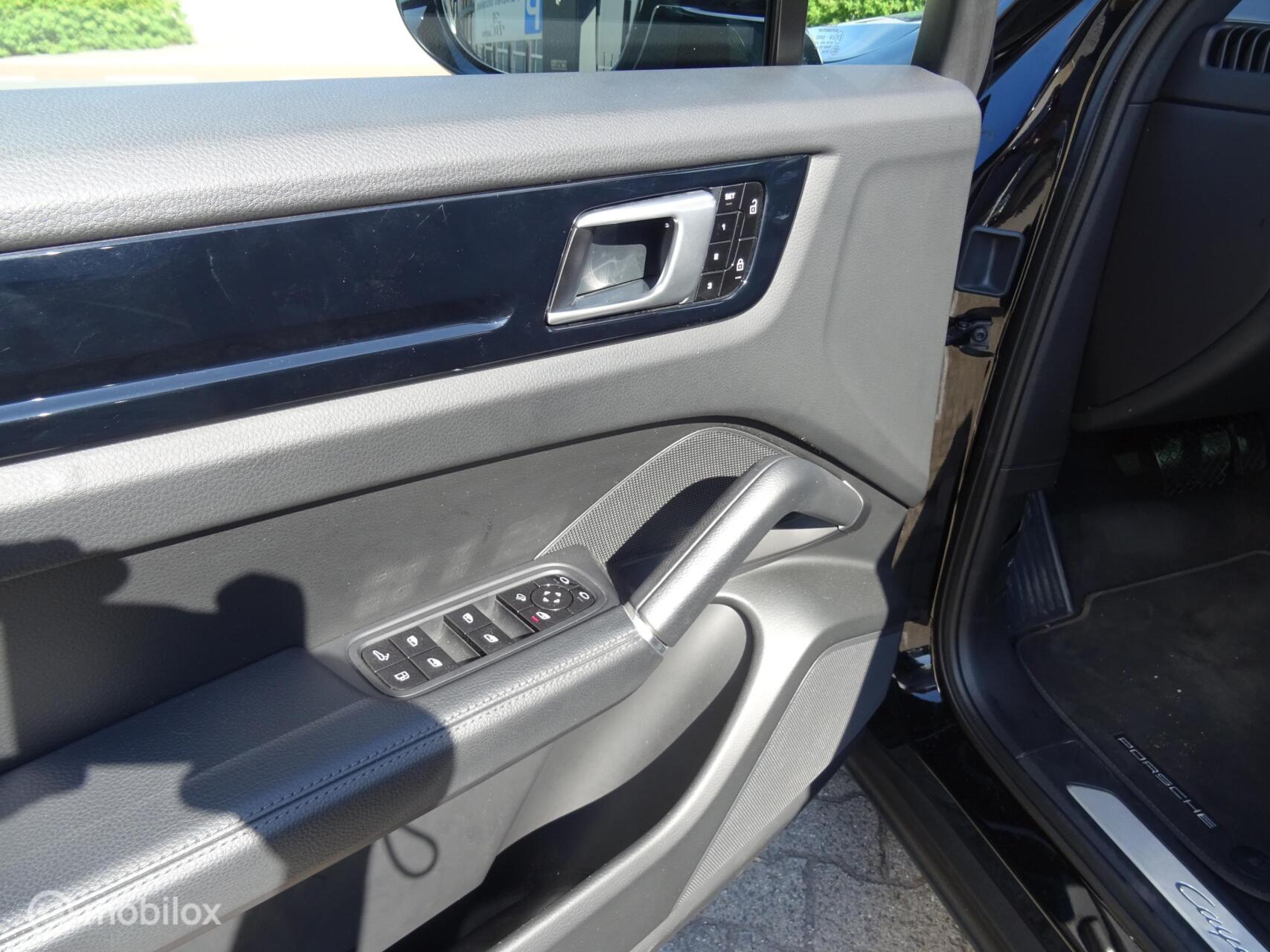 Foto van Porsche Cayenne E-hybrid