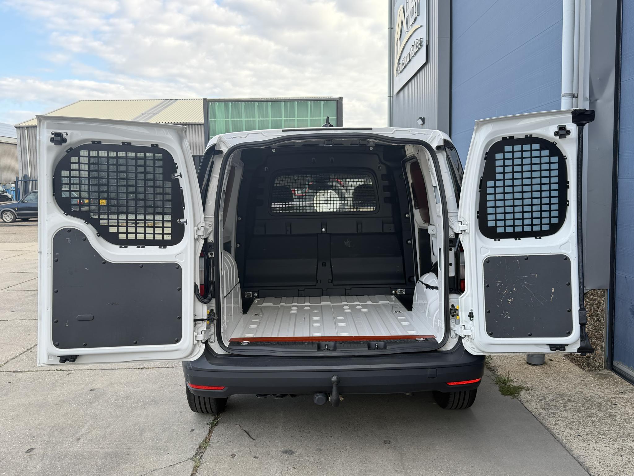 Foto van Volkswagen Caddy Modified Partition Wall