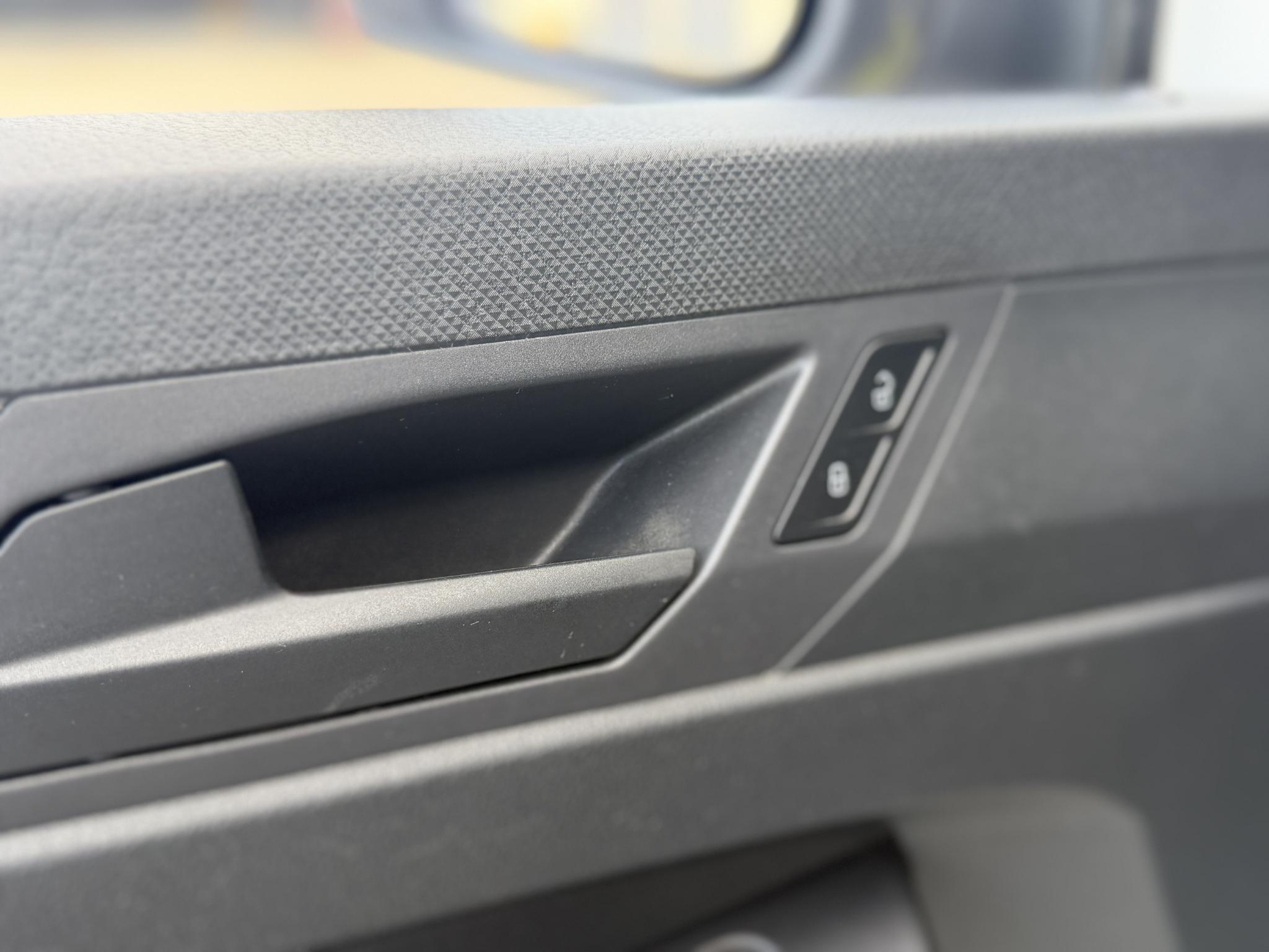 Foto van Volkswagen Caddy Modified Partition Wall