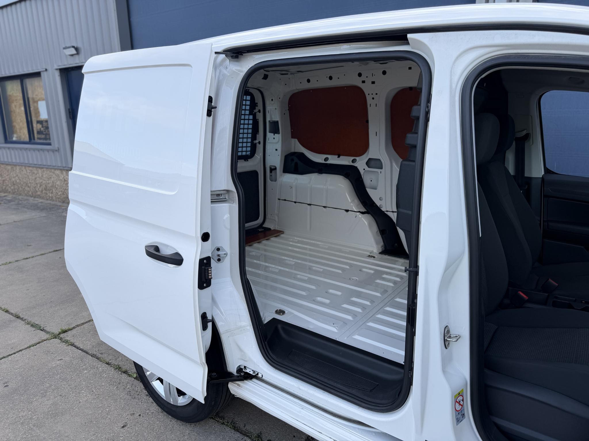 Foto van Volkswagen Caddy Modified Partition Wall