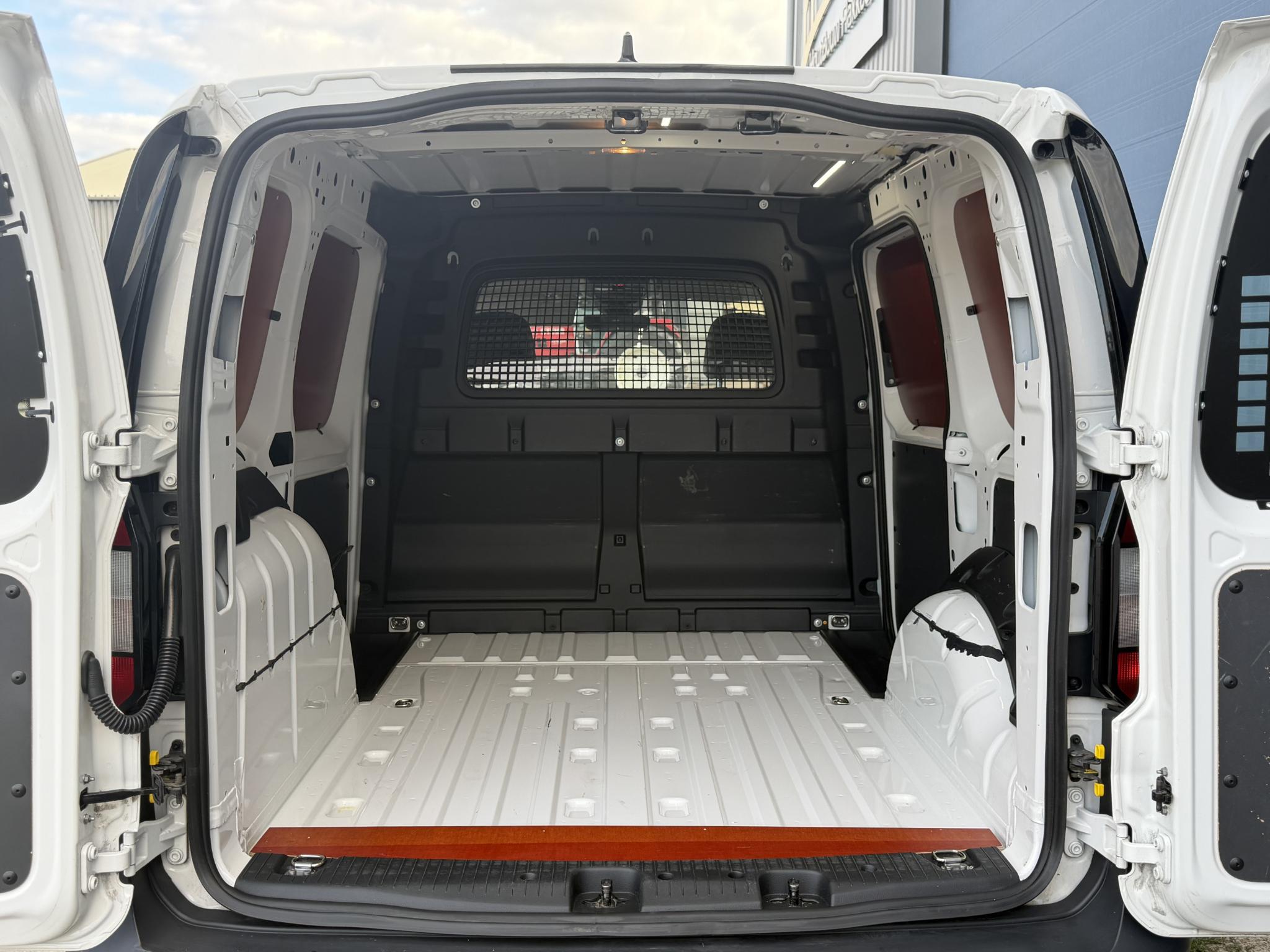 Foto van Volkswagen Caddy Modified Partition Wall