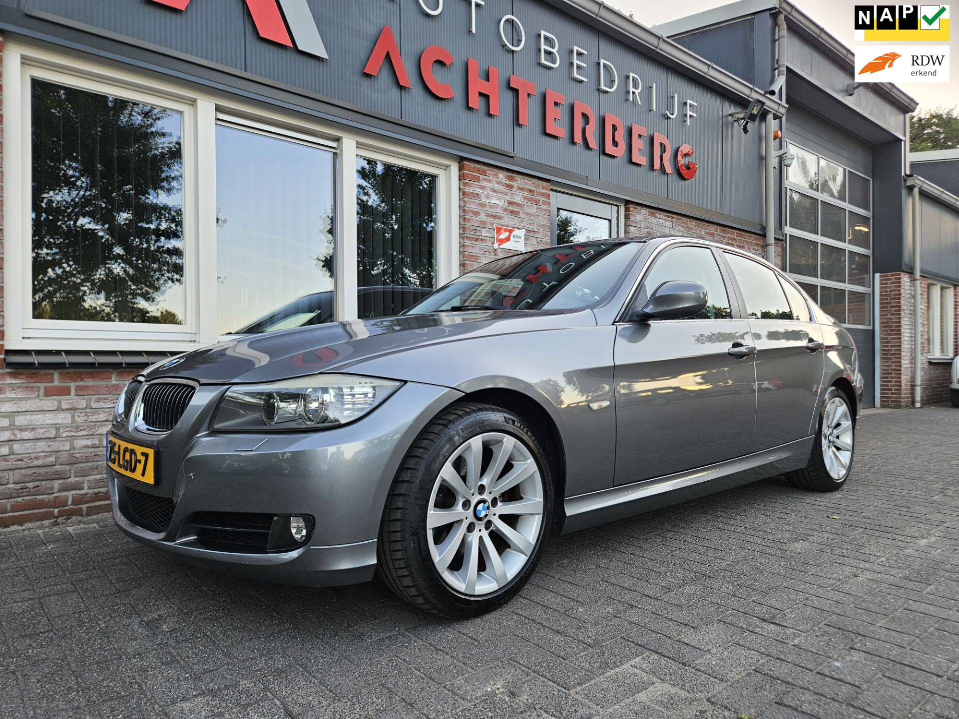 BMW 325i 325i Business Line Automaat! NAP! Mooie/Nette Auto! 6-Cilinder! Xenon! Navigatie! 218PK! 2010 - voorkant