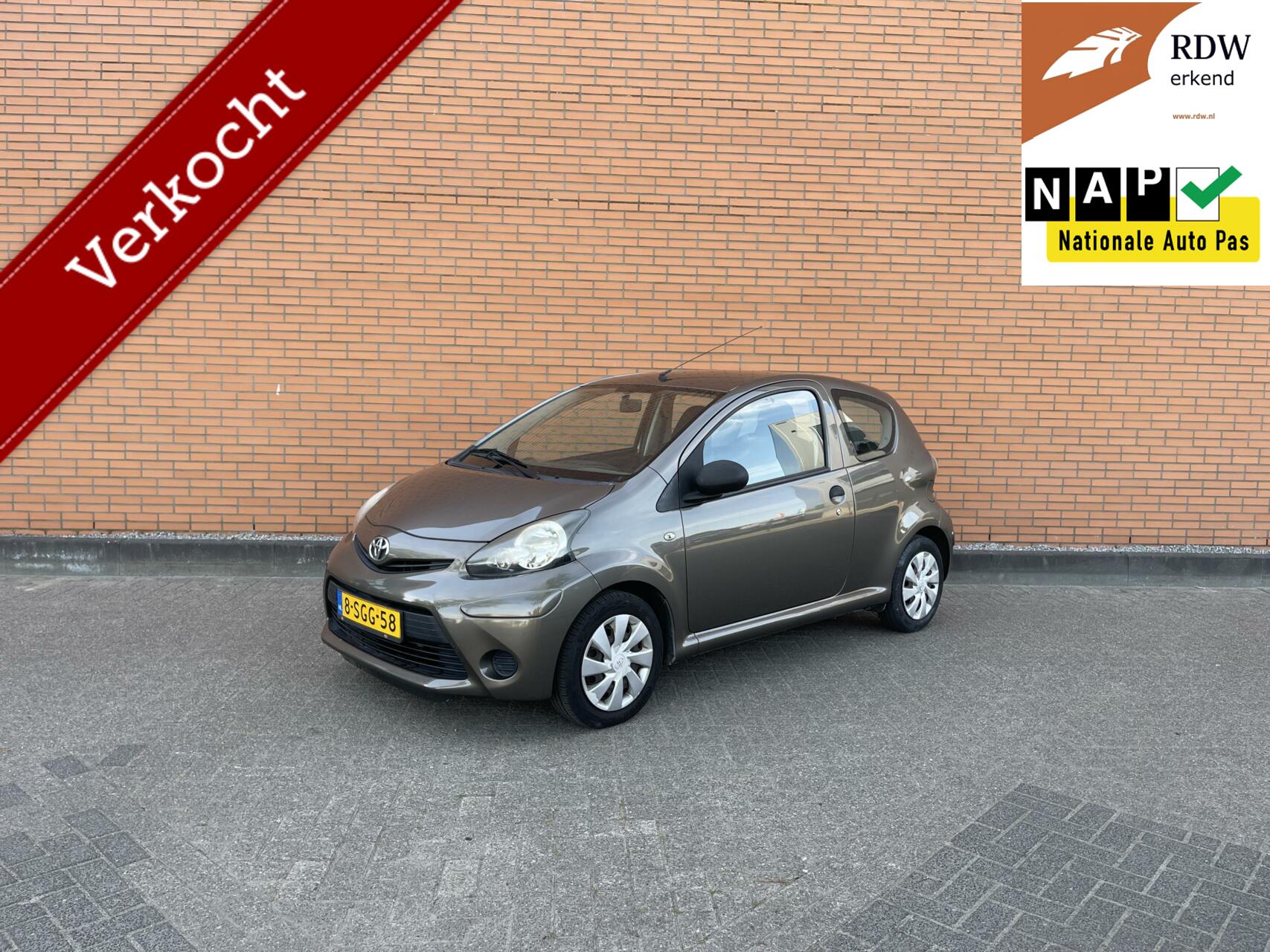Toyota Aygo 1.0 Now 50DKM | NAP | AIRCO | DEALER | LAGE KM | 2013 - voorkant