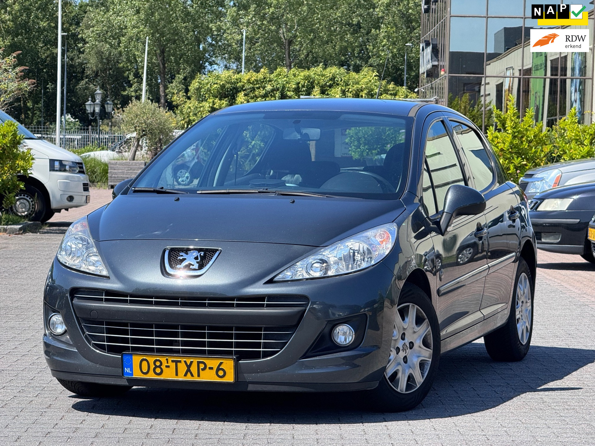 Peugeot 207 1.4 VTi Urban Move| Airco | Cruise control | Trekhaak | Elektrische spiegels en ramen | 2012 - voorkant