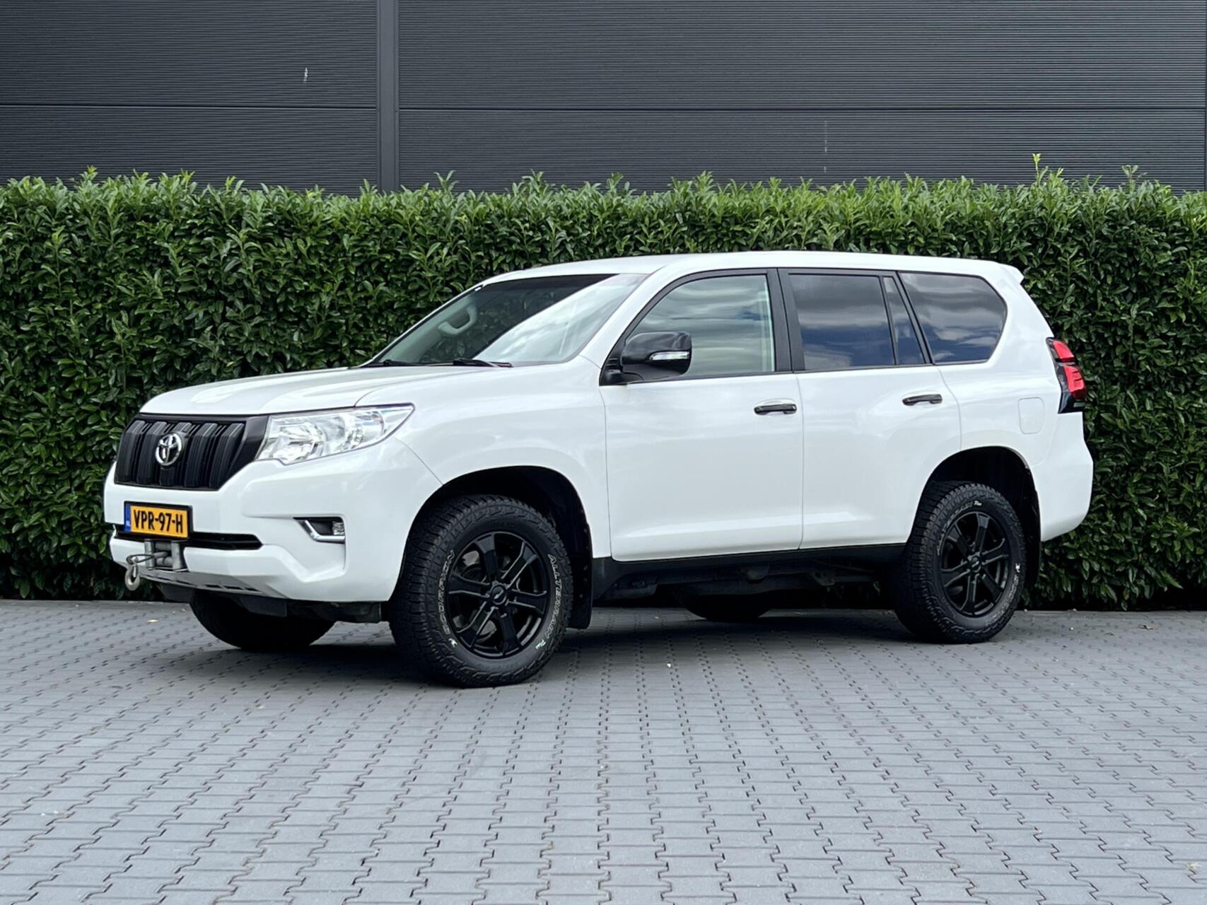 Toyota Land Cruiser 2.8 D-4D-F Comfort High Roof Window Van, EURO 6, NAVI, KEYLESS, CRUISE CONTROL, CLIMATE CONTROL, TREKHAAK, LICHTMETAAL 16" 2018 - voorkant