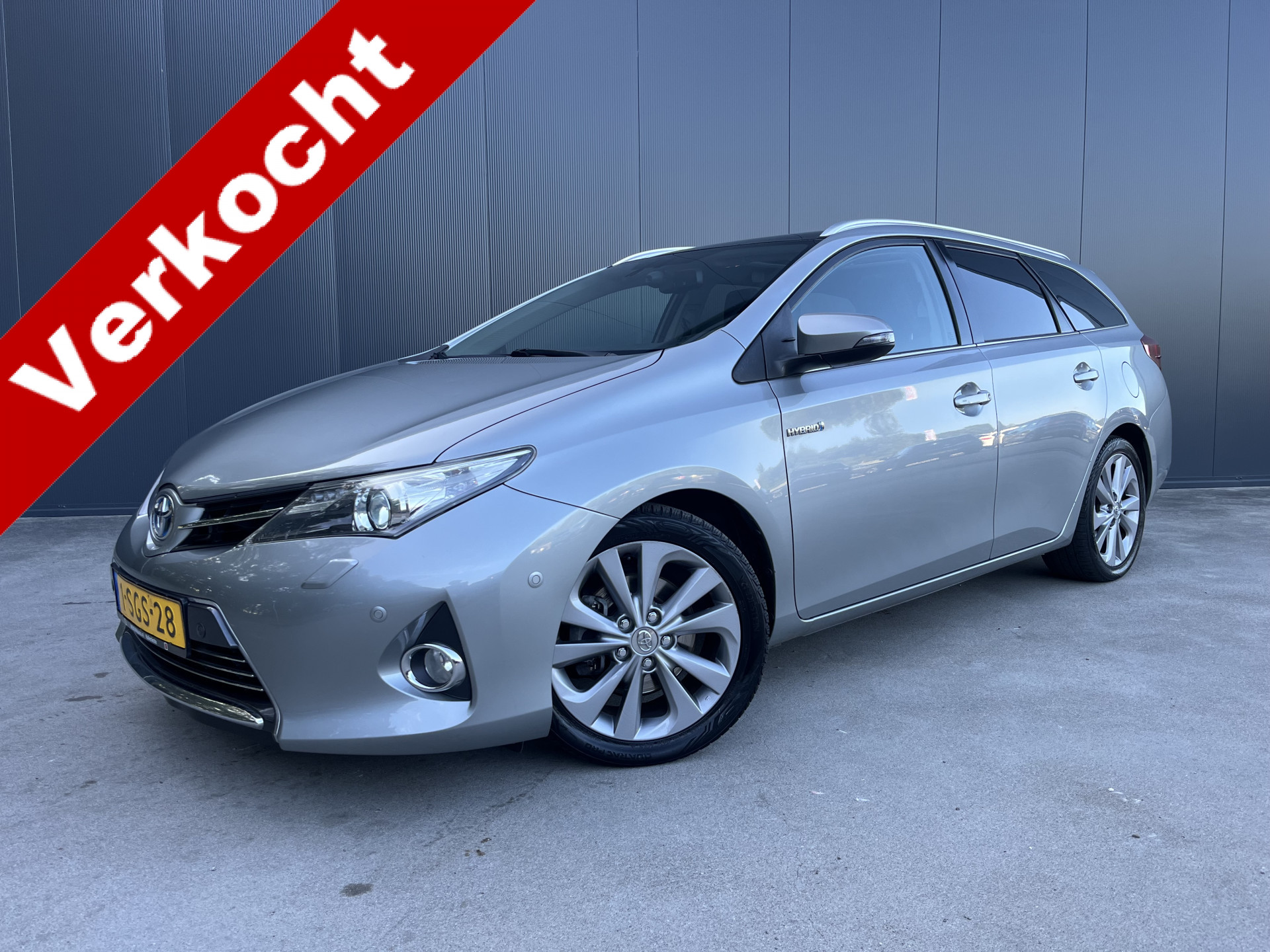Toyota Toyota Auris 1.8 Hybrid PANO DAK XENON CAMERA NAVI CRUISE ECC 2013 - voorkant