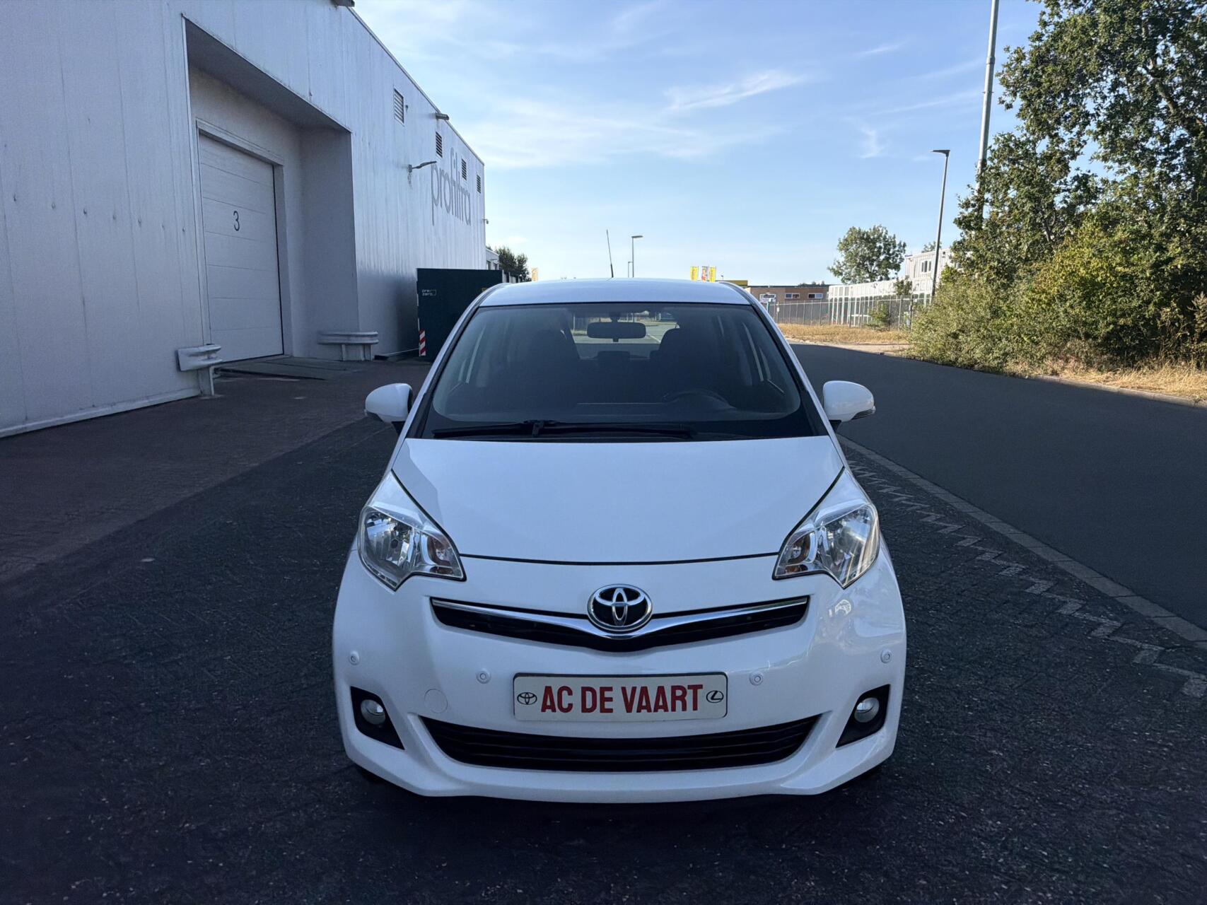 Toyota Toyota Verso-s 1.3 VVT-i Aspiration - AUTOMAAT/NAVI/CAM/NAP 2012 - voorkant