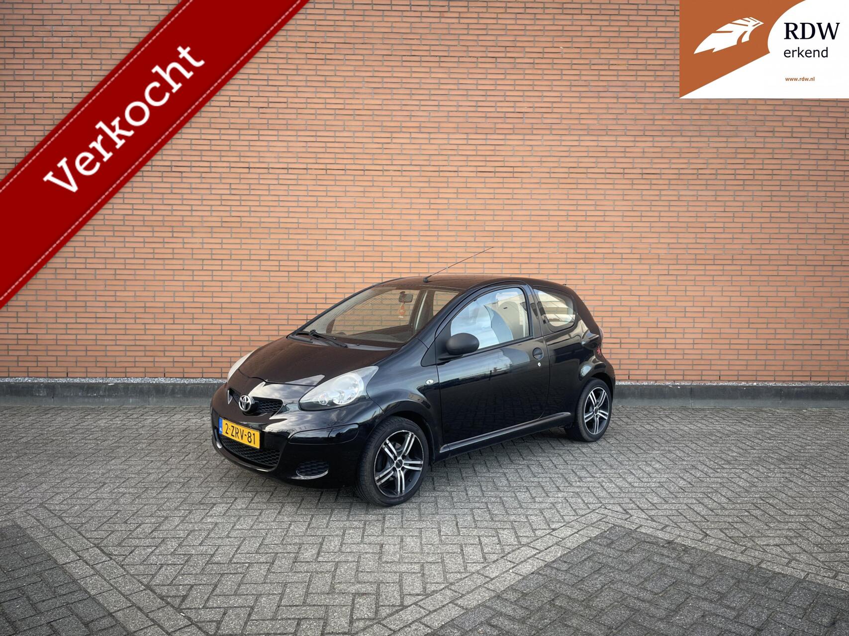 Toyota Toyota Aygo 1.0 2011 132DKM | APK-27 | ZUINIG | ZWART | 3DRS 2011 - voorkant