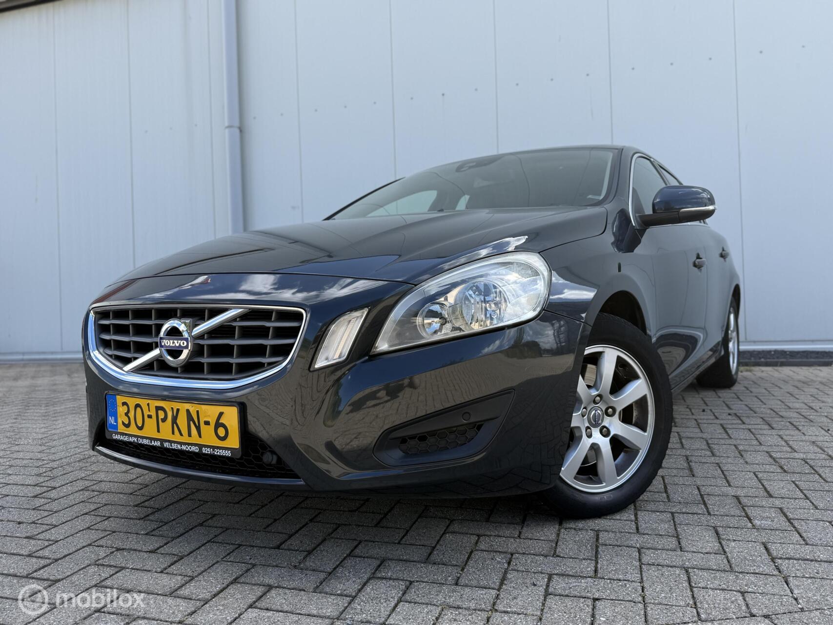Volvo V60 2.0T Momentum Airco BT NAP 2 sleutels + Historie 2011 - voorkant