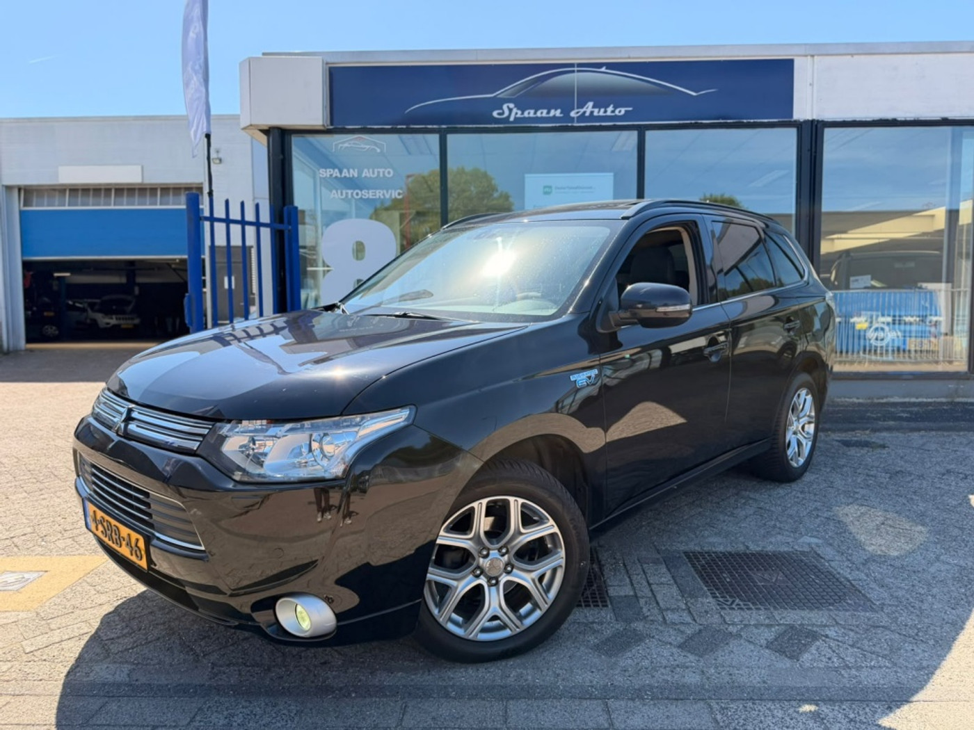 Mitsubishi Mitsubishi Outlander 2.0 PHEV Instyle+ l DEALER ONDERHOUDEN. NWE ACCU l Leer l Pano l 2013 - voorkant