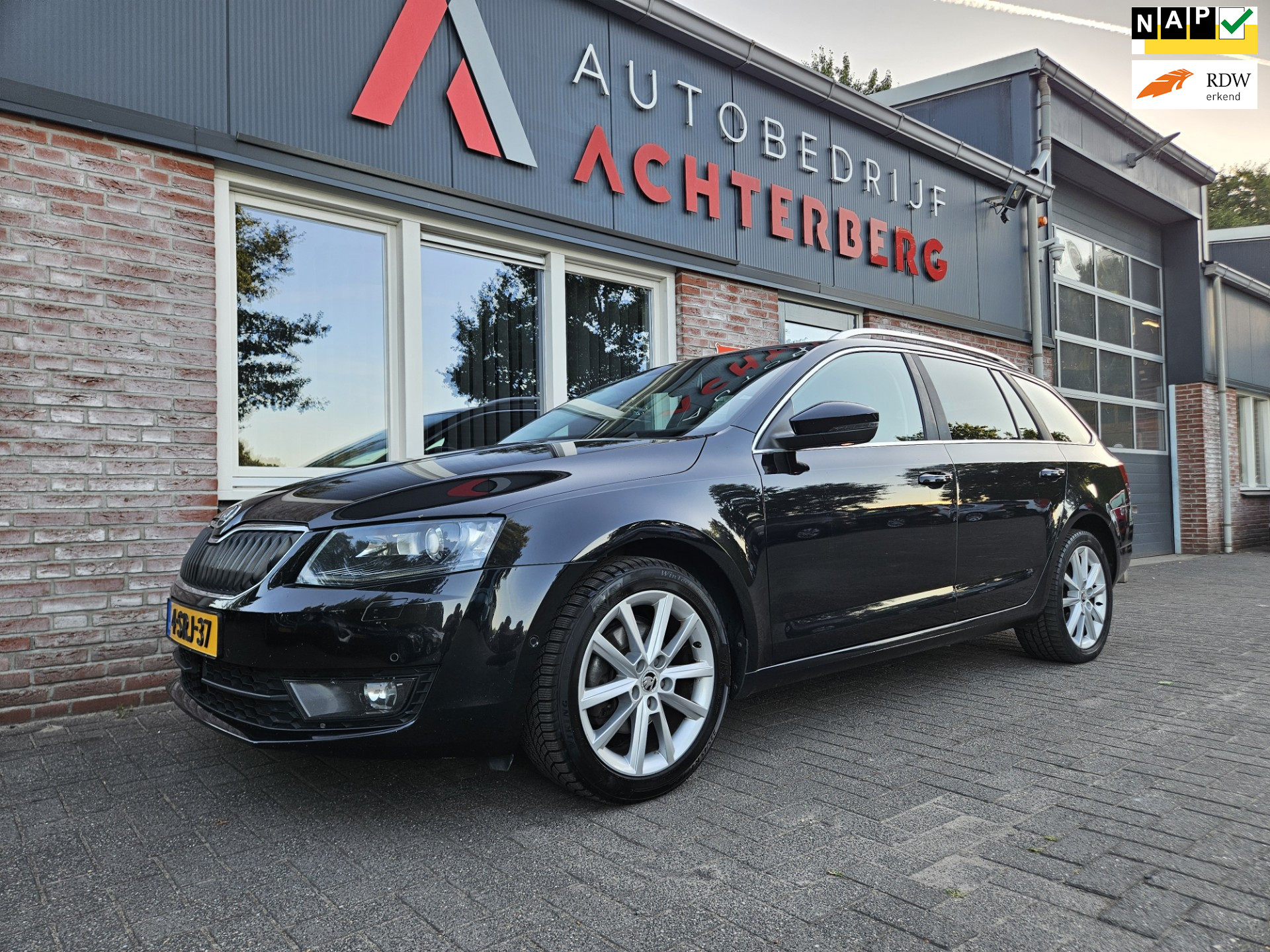 Skoda Octavia 1.2 TSI Greentech Elegance Businessline Trekhaak! Navigatie! Airco/Clima! Xenon! 2014 - voorkant