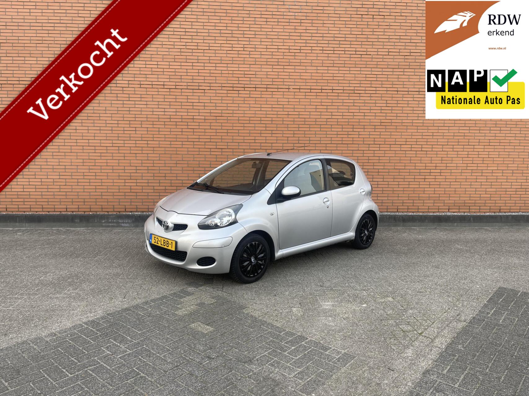 Toyota Toyota Aygo 1.0 2010 AIRCO | CARPLAY | ELEK-PAKKET | APK 2010 - voorkant