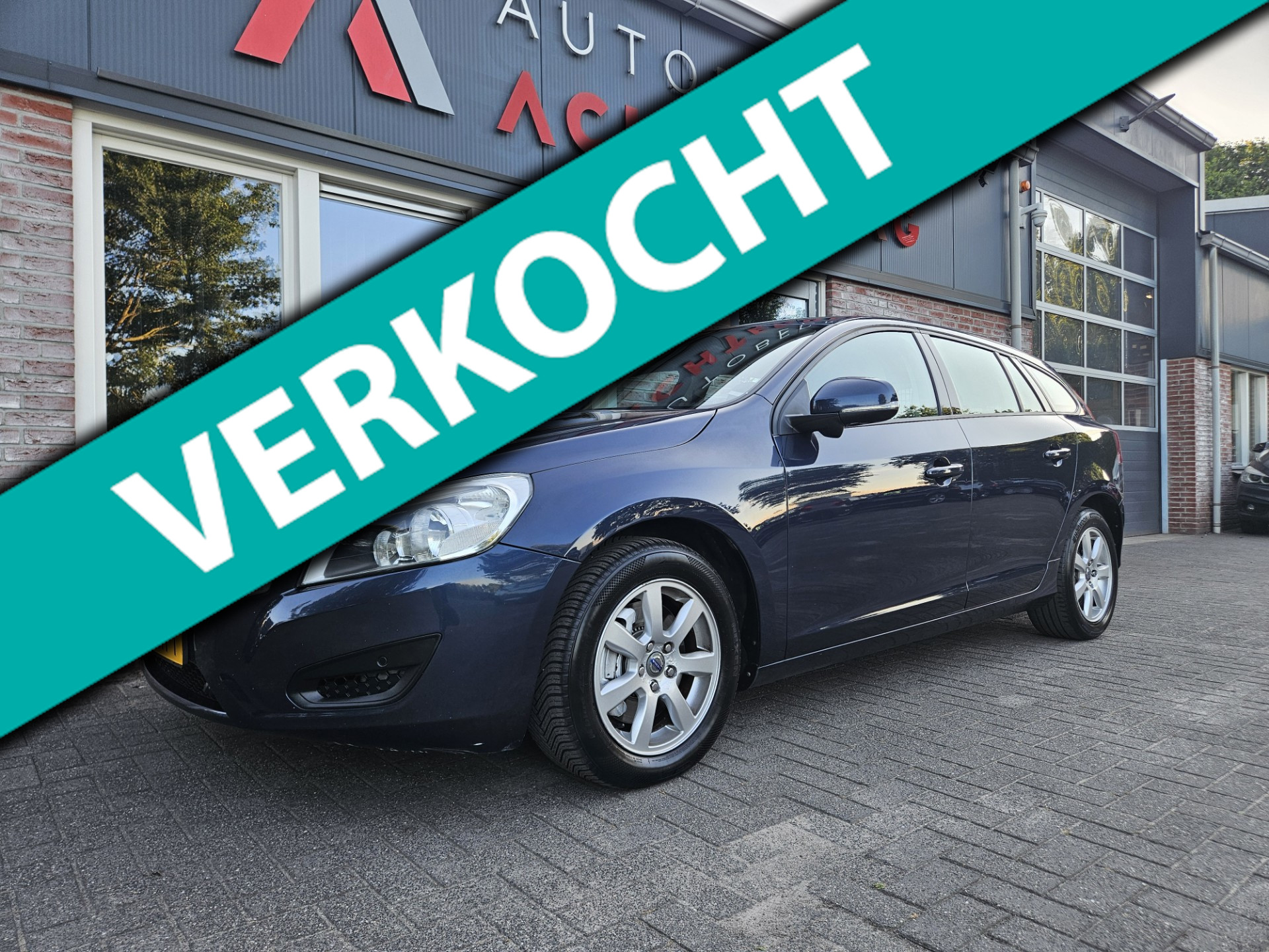 Volvo V60 2.0T Kinetic Automaat! Trekhaak! Leer! Nette Auto! NAP! Airco/Clima! Cruise Control! 2011 - voorkant