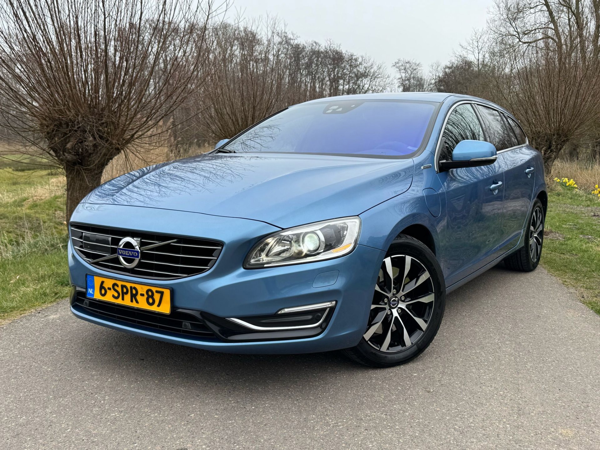 Volvo V60 Plug In Hybrid 2.4 D6 AWD Plug-In Hybrid Summum Automaat / Schuif-/Kanteldak / Camera / Navi / BLIS / Premium Sound / Leder / Clima / 2013 - voorkant