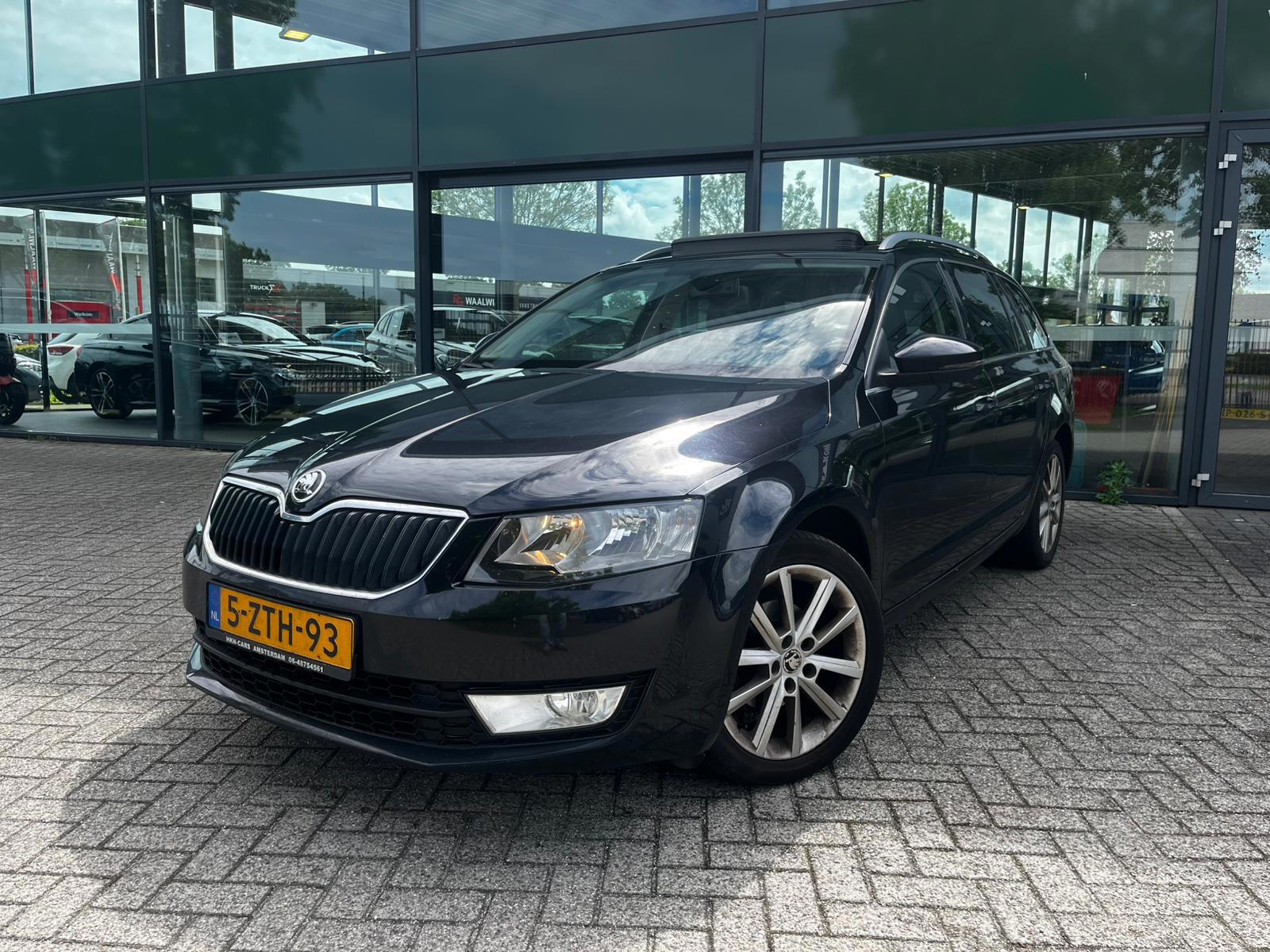 Skoda Octavia 1.6 TDI Ambition Businessline (Automaat, Stoelverwarming, Panoramadak, Parkeersensoren, NL-auto) 2015 - voorkant