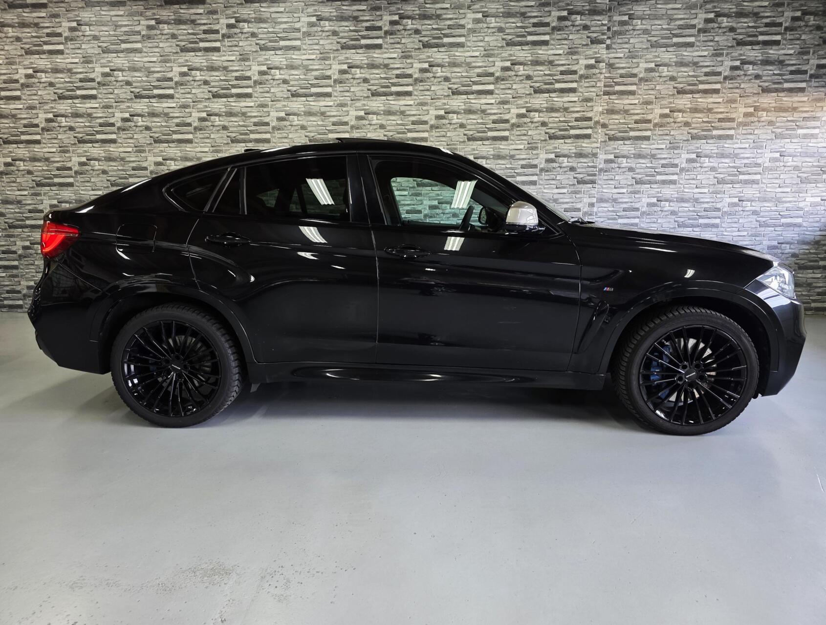 Foto van BMW X6 M50d