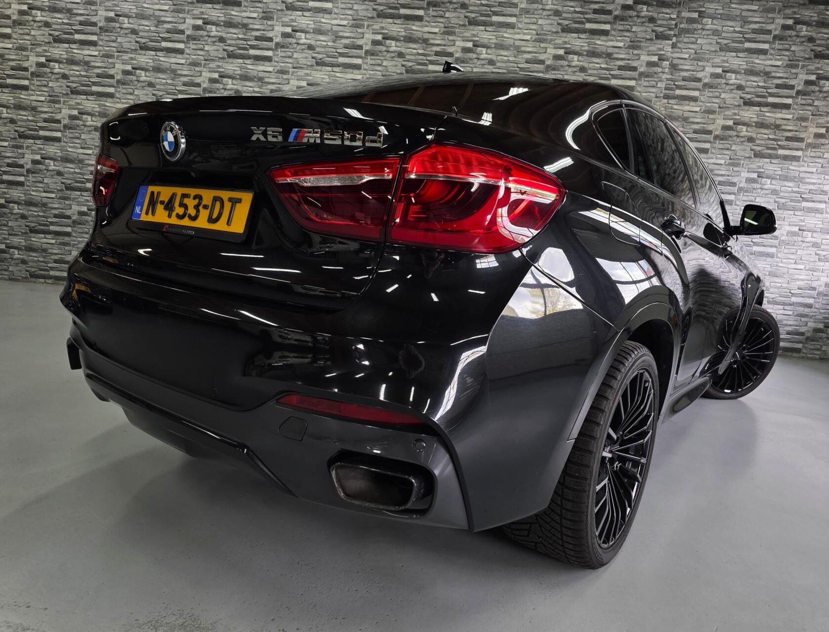 Foto van BMW X6 M50d