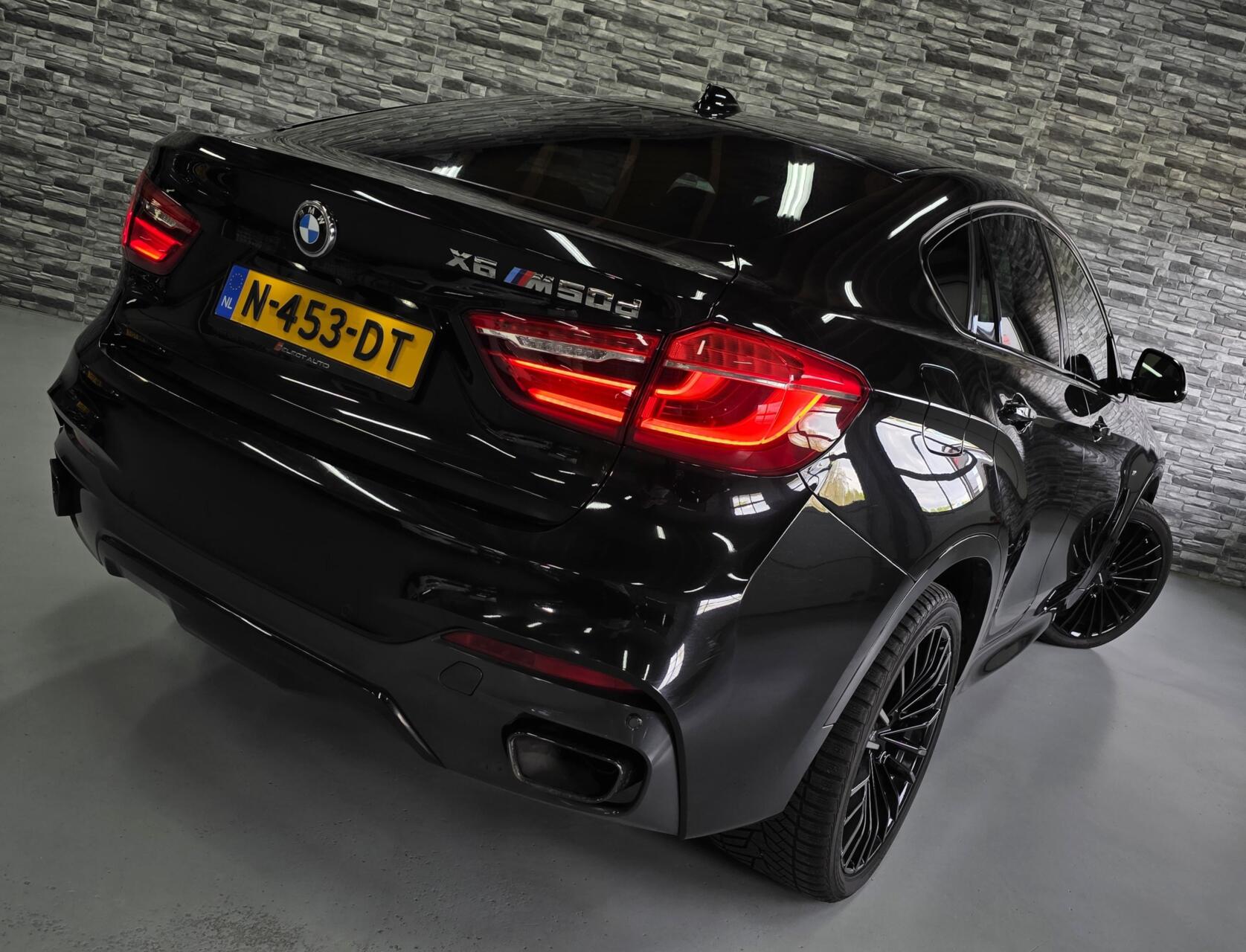 Foto van BMW X6 M50d