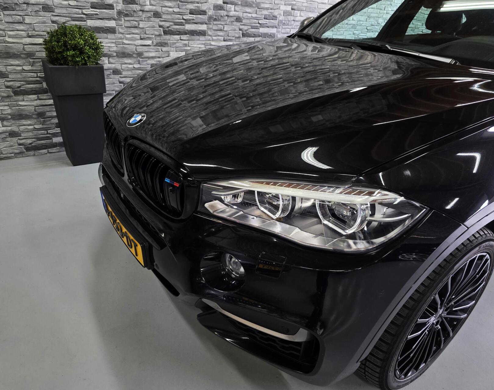 Foto van BMW X6 M50d