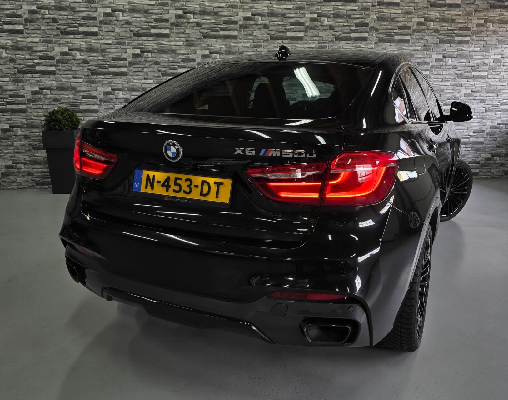 Foto van BMW X6 M50d