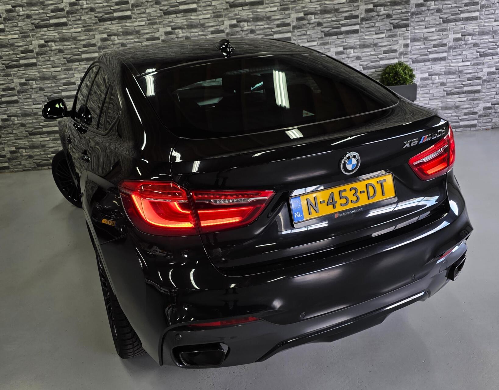 Foto van BMW X6 M50d