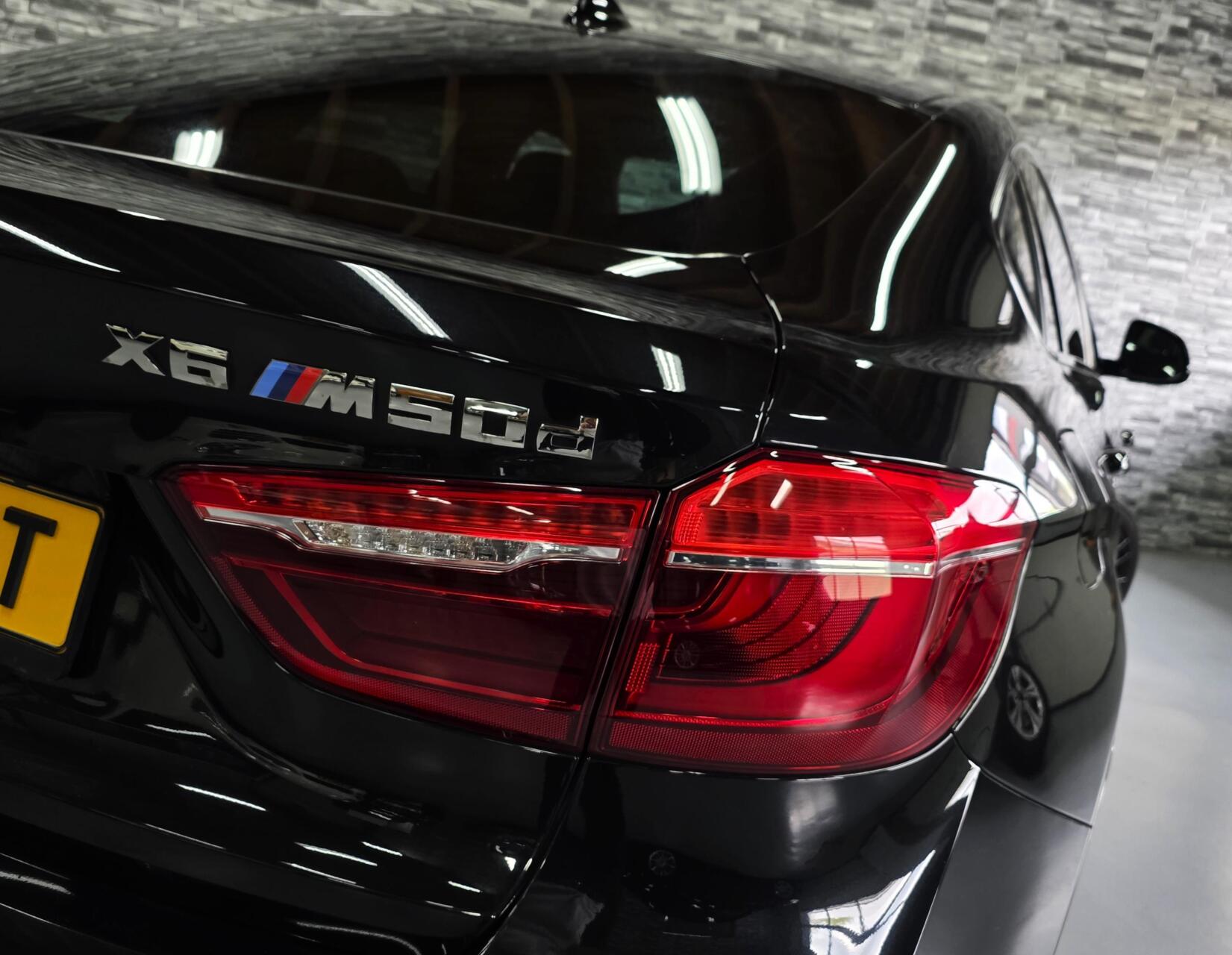 Foto van BMW X6 M50d