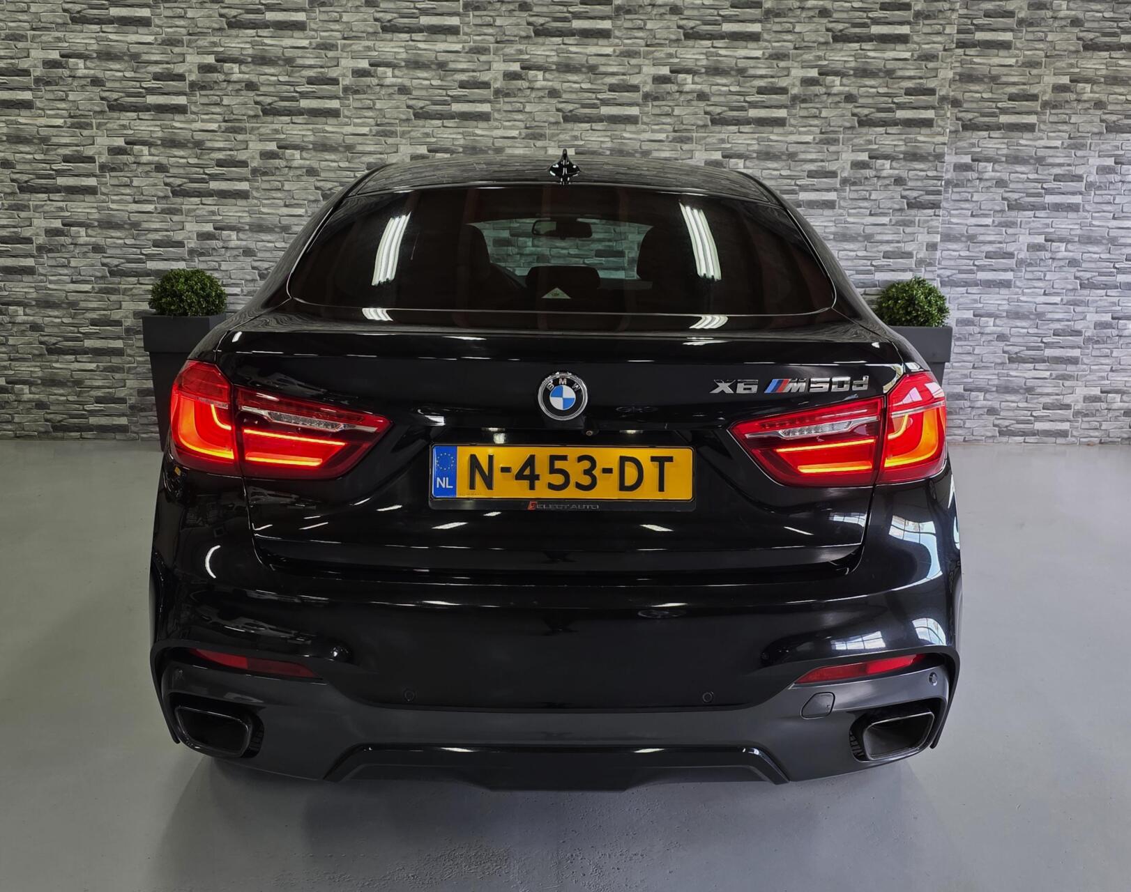 Foto van BMW X6 M50d