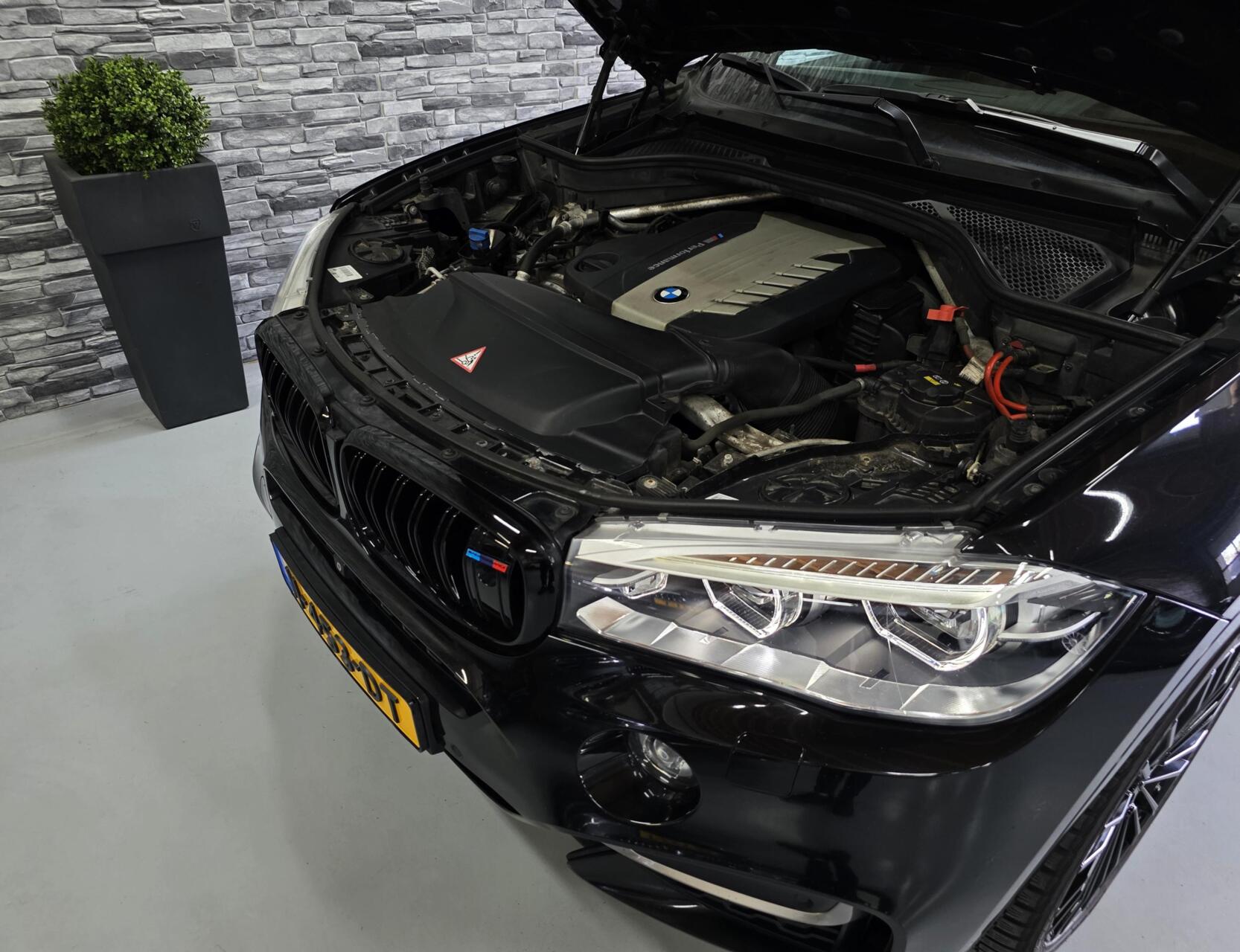 Foto van BMW X6 M50d