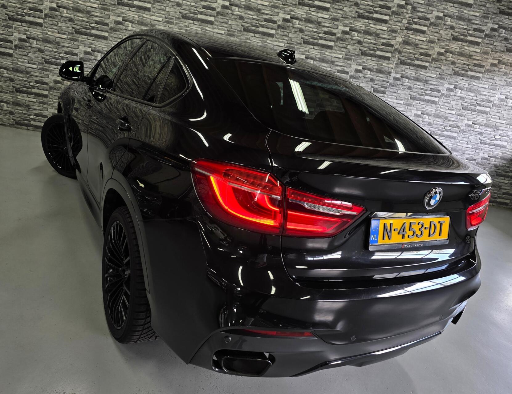Foto van BMW X6 M50d