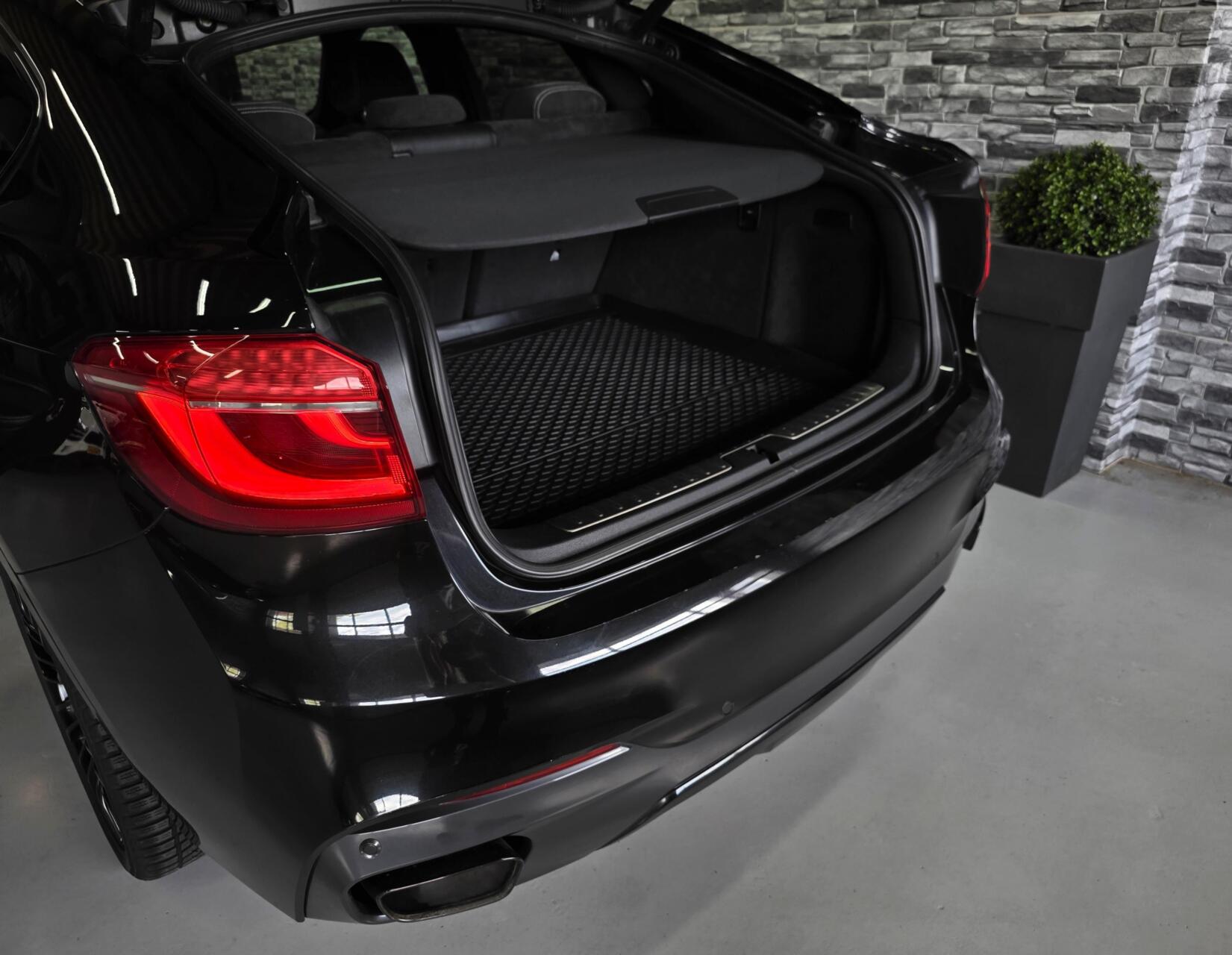 Foto van BMW X6 M50d