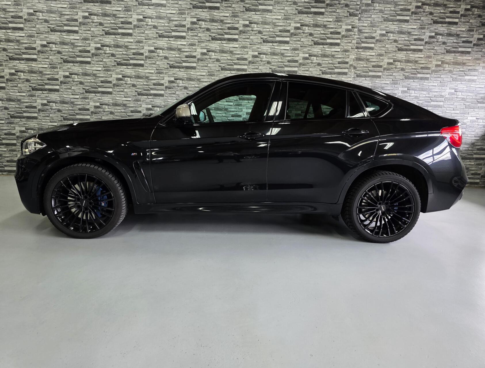 Foto van BMW X6 M50d