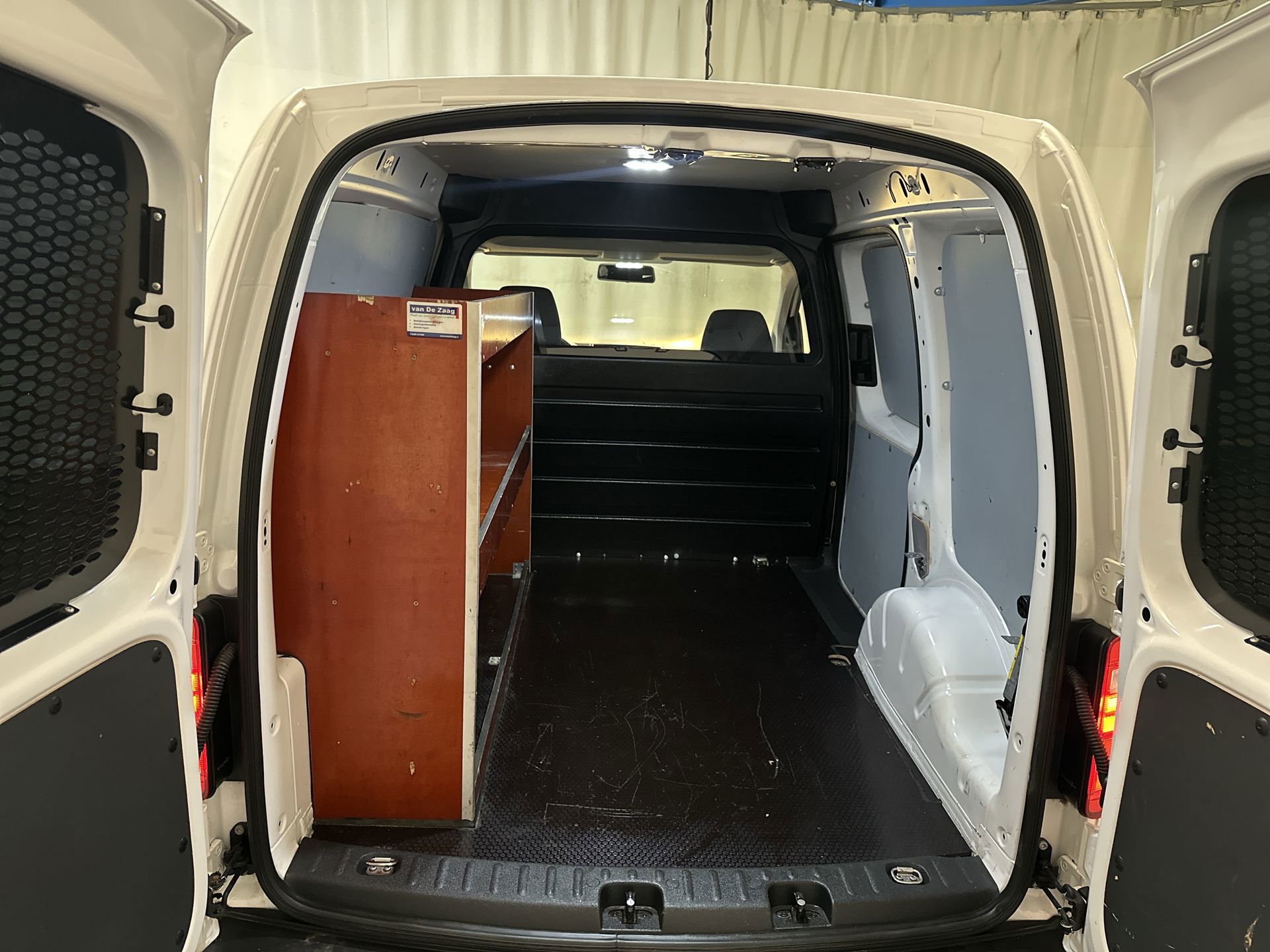 Foto van Volkswagen Caddy Modified Partition Wall